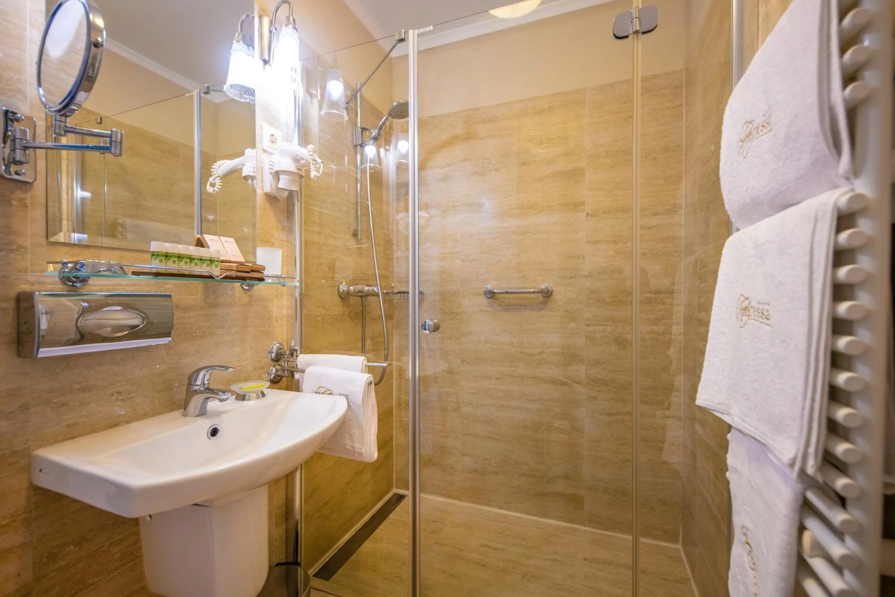 Toilet in La Contessa Castle Hotel