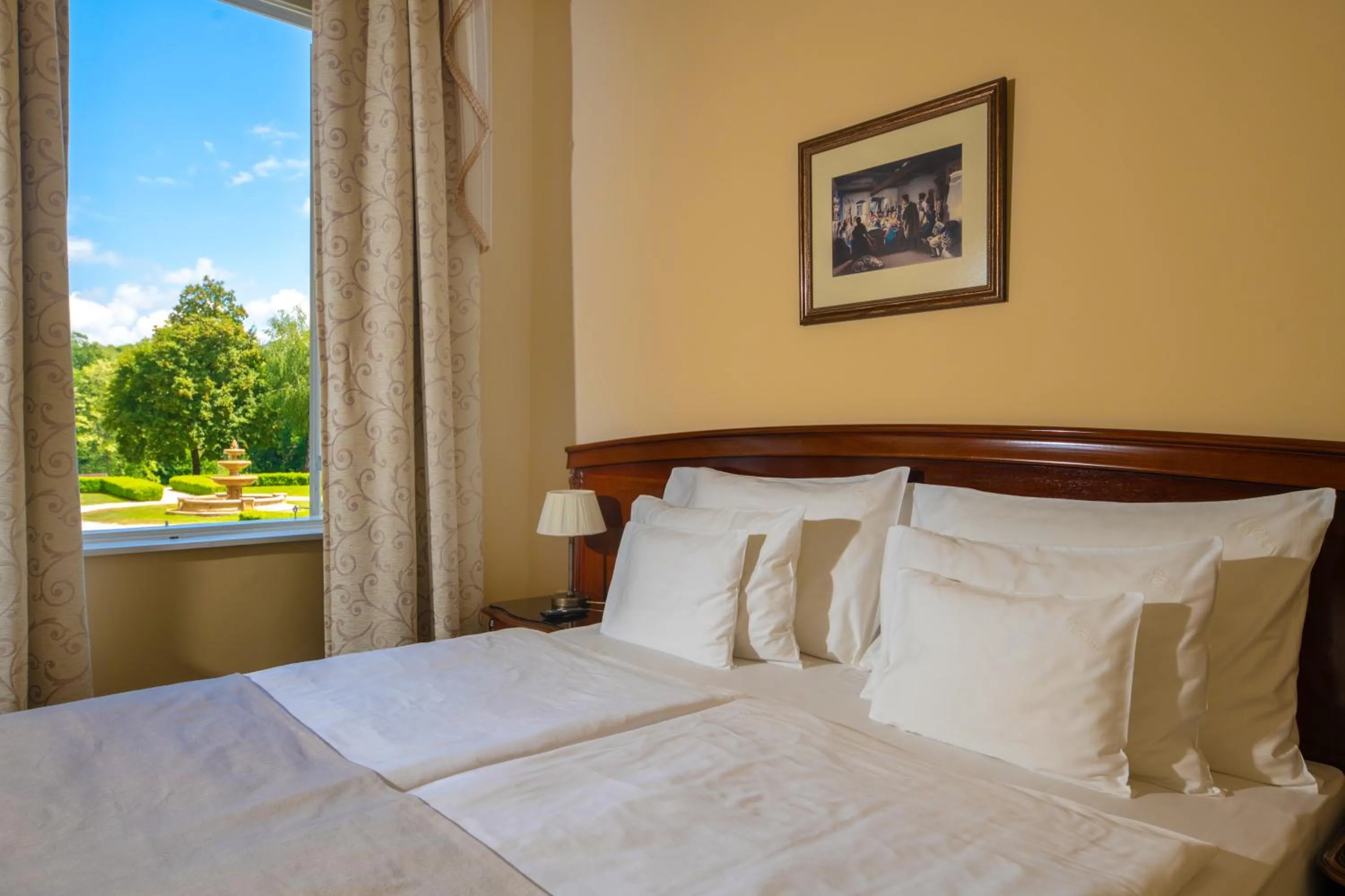 Bed in La Contessa Castle Hotel