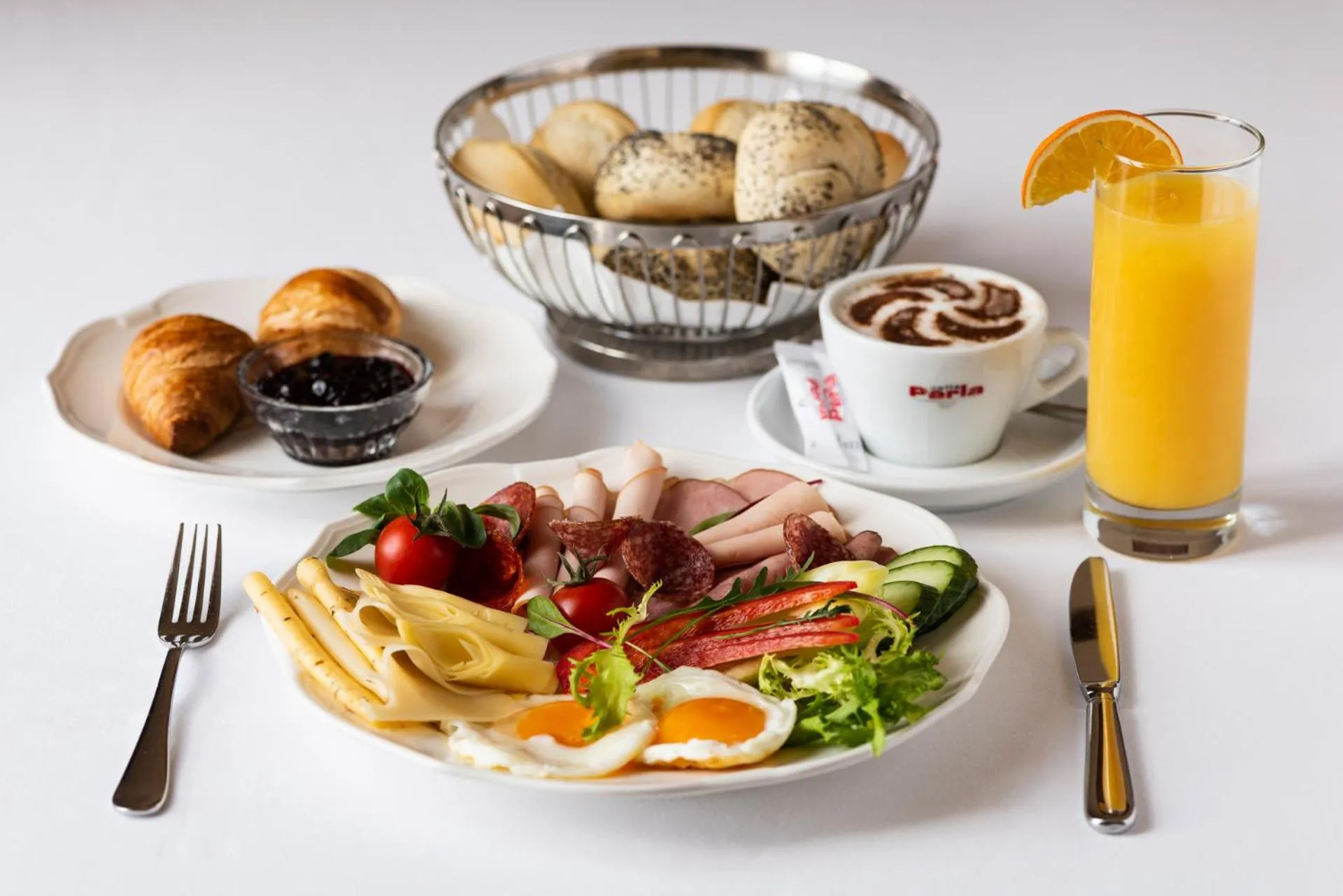 American breakfast in La Contessa Castle Hotel