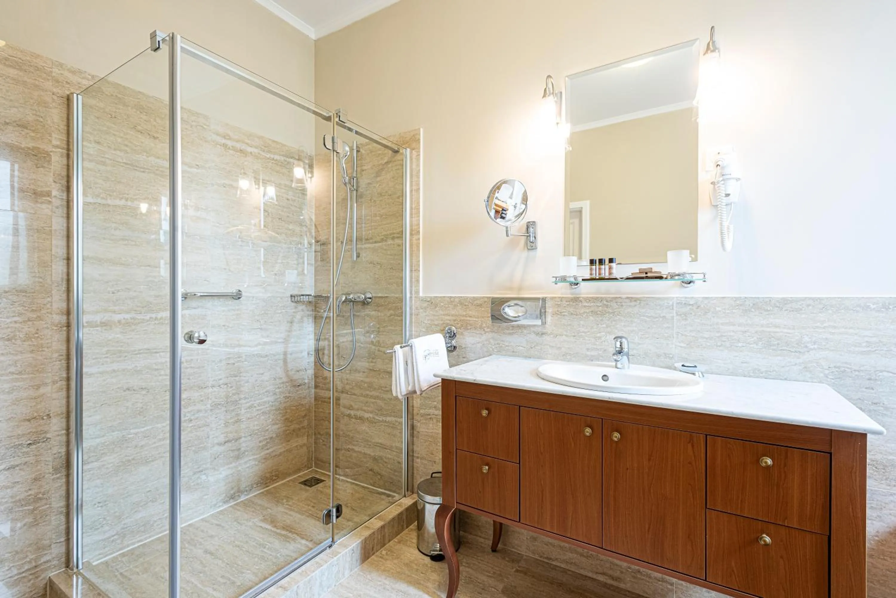 Toilet in La Contessa Castle Hotel