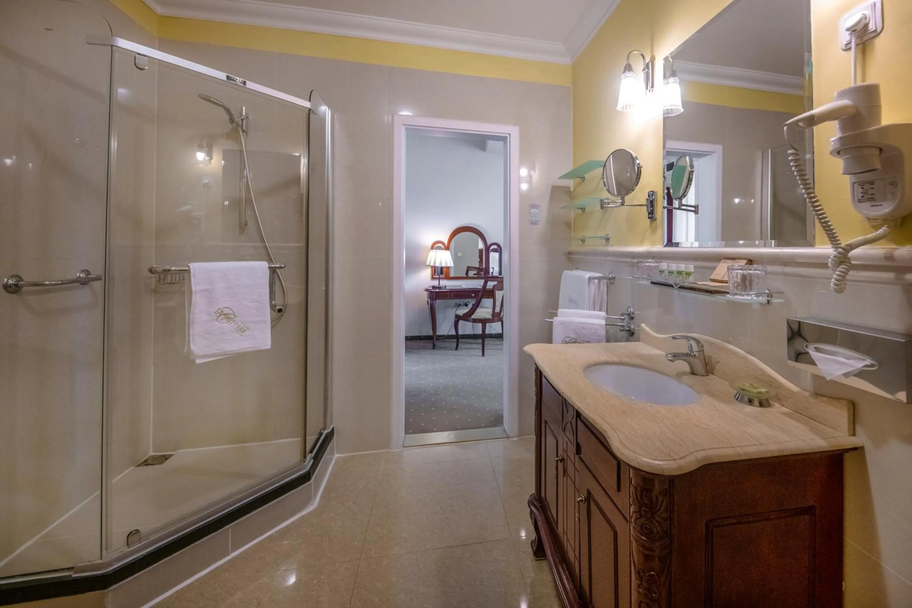 Bath in La Contessa Castle Hotel