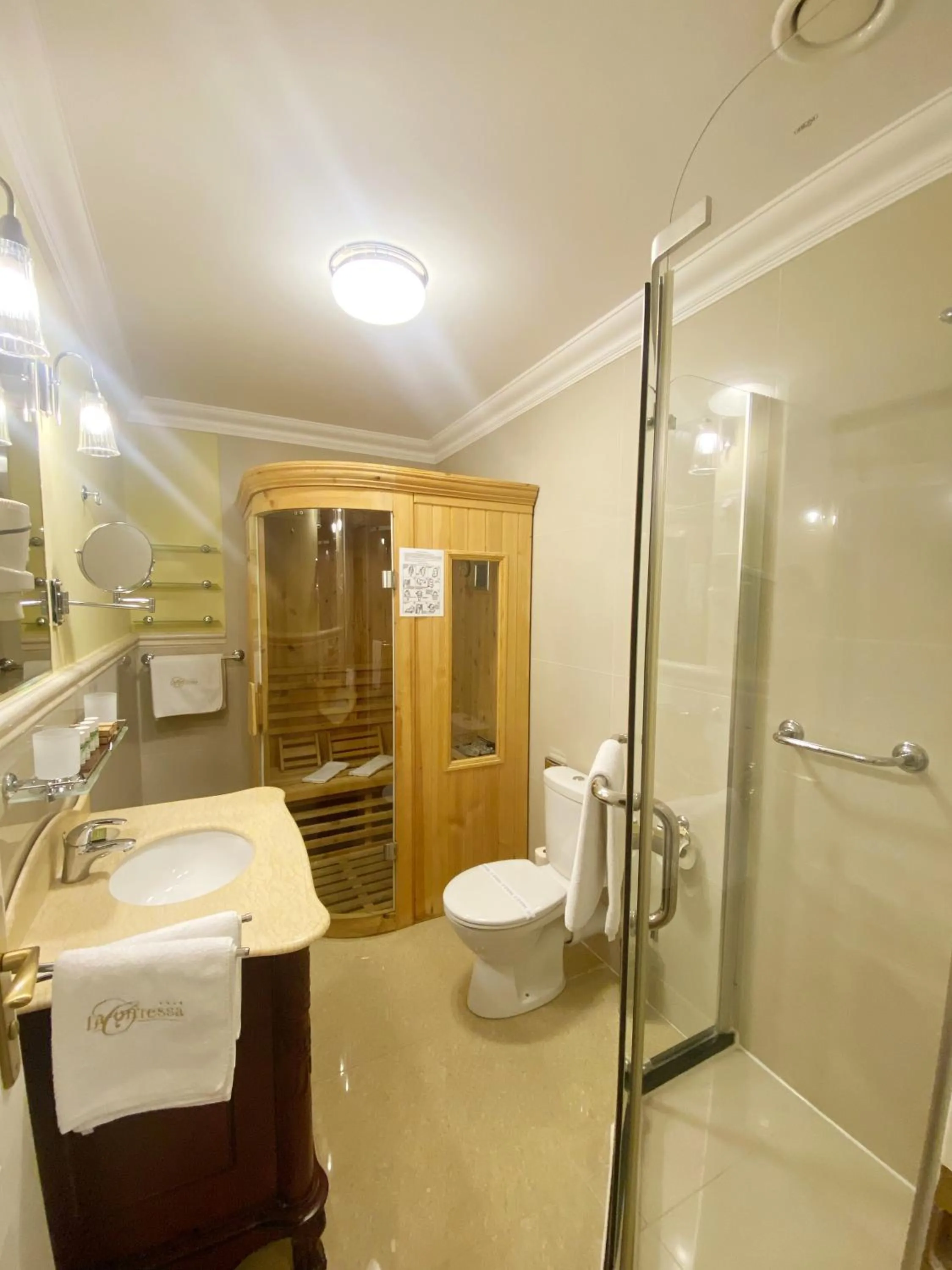 Toilet in La Contessa Castle Hotel