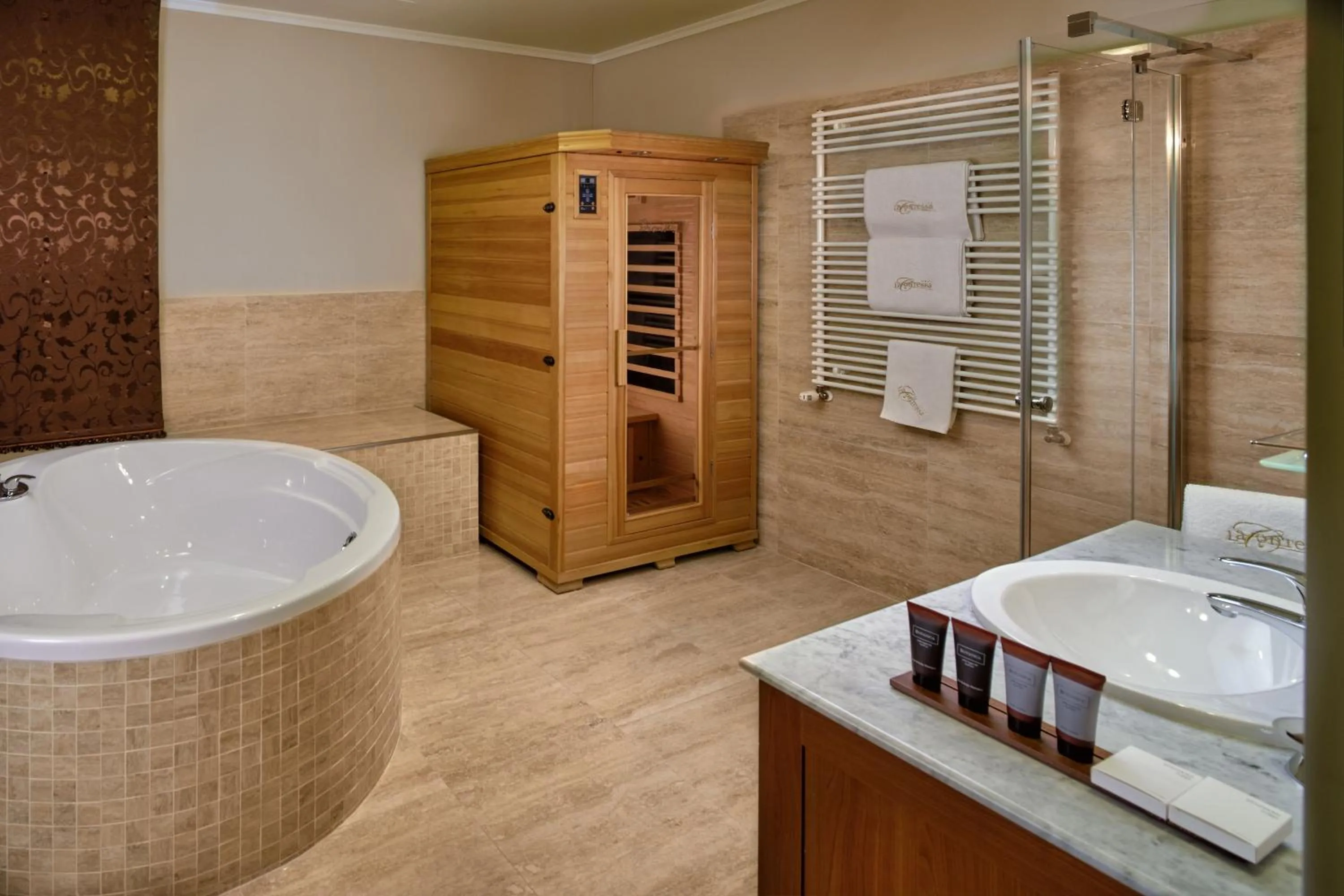 Sauna in La Contessa Castle Hotel