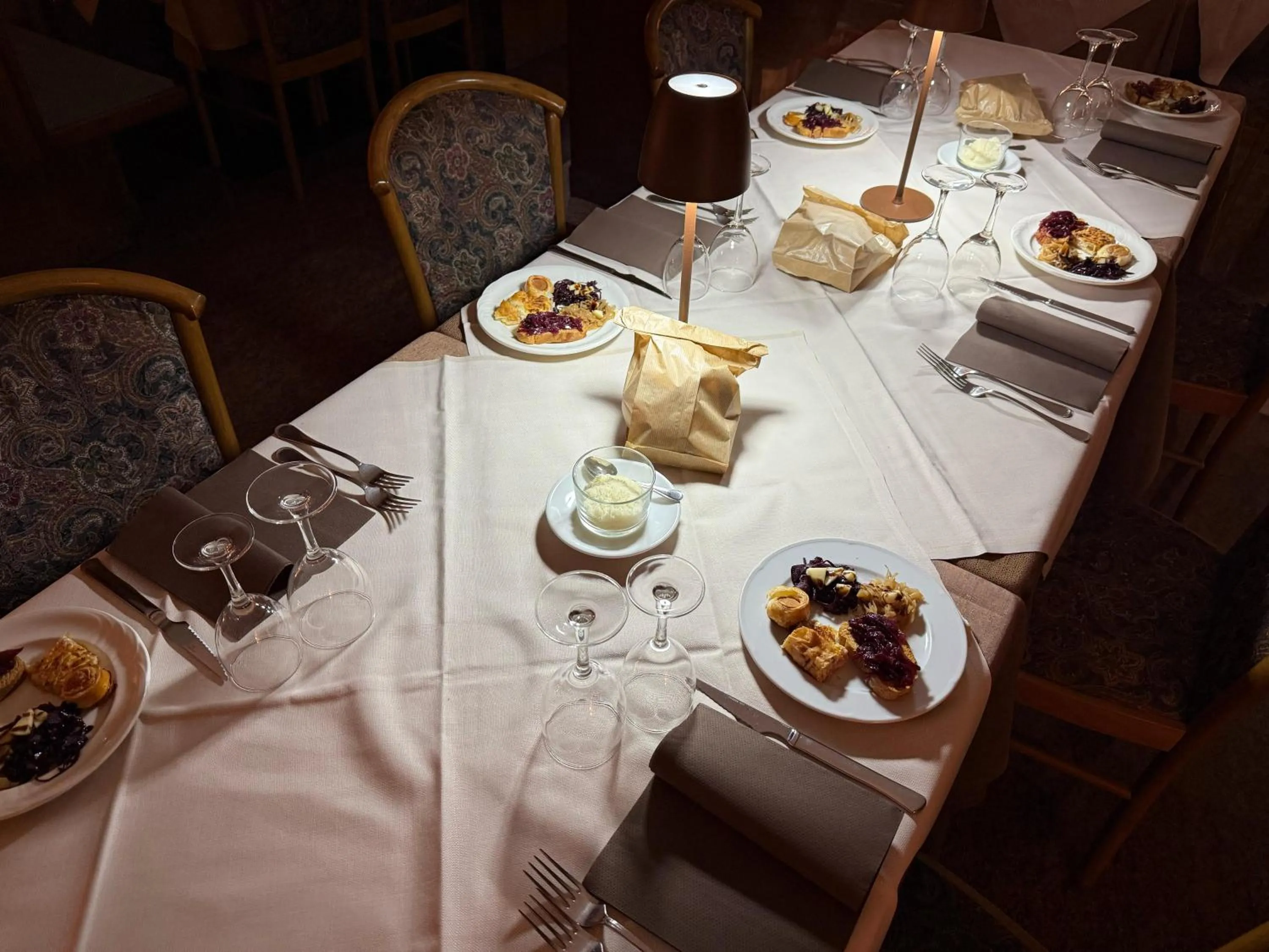 Restaurant/places to eat in Hotel Marianna