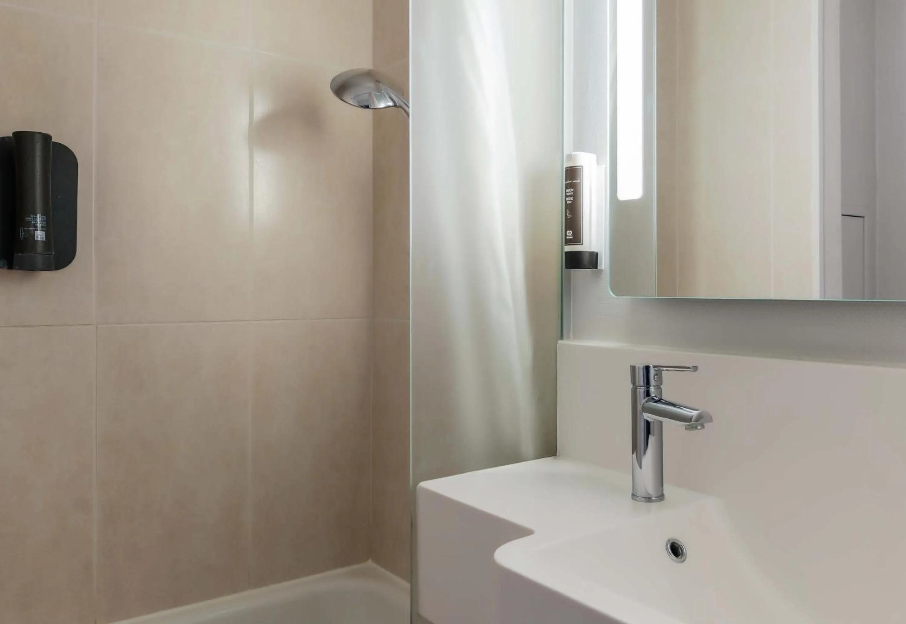 Bathroom in B&B HOTEL Nancy Frouard