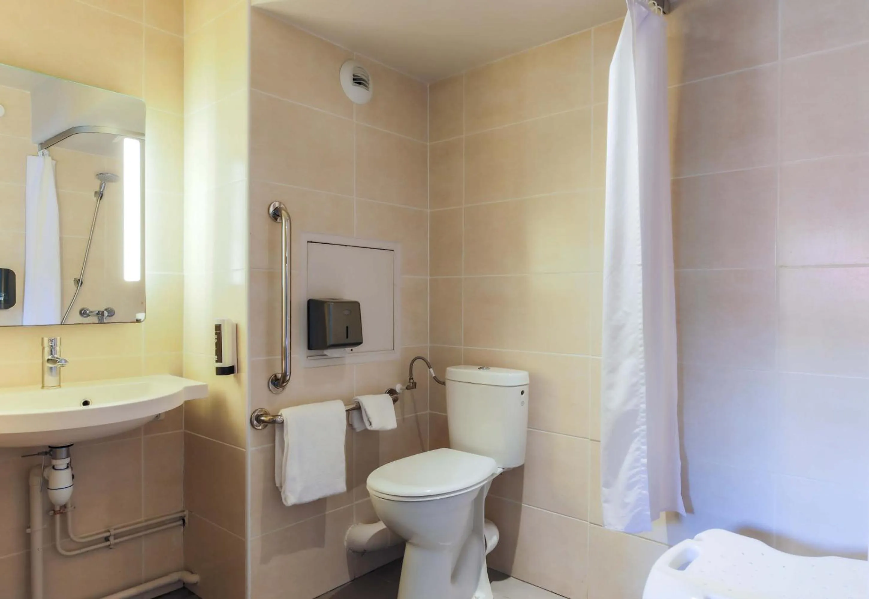 Bathroom in B&B HOTEL Nancy Frouard