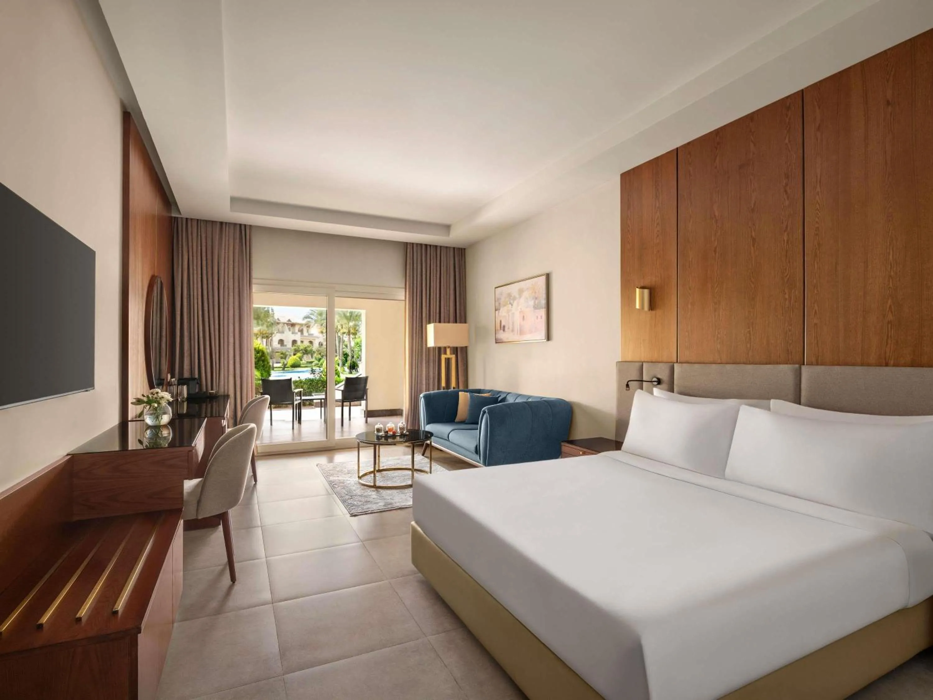 Bedroom, Bed in Mövenpick Hotel Cairo - Media City