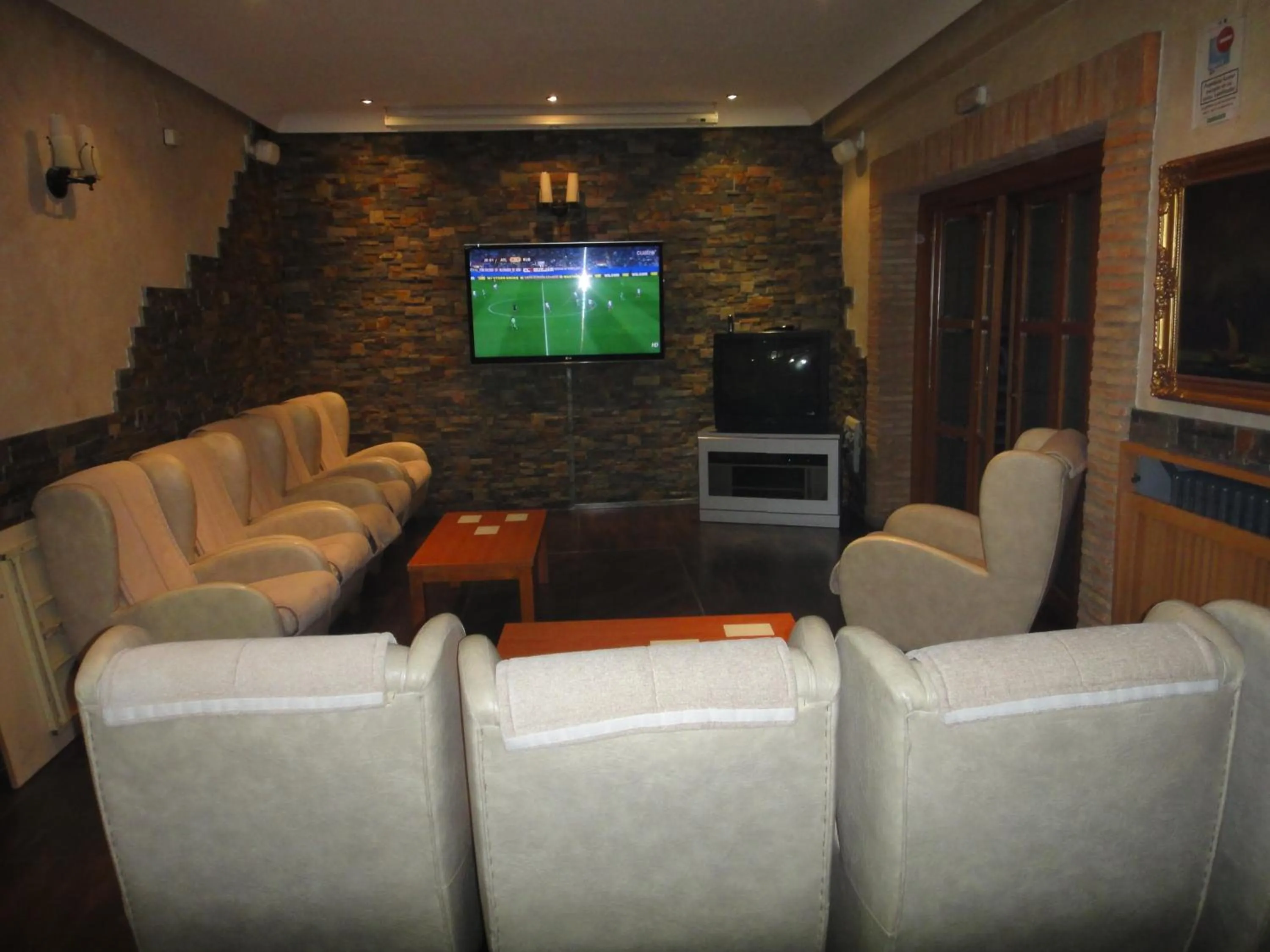Communal lounge/ TV room in Hostal Real