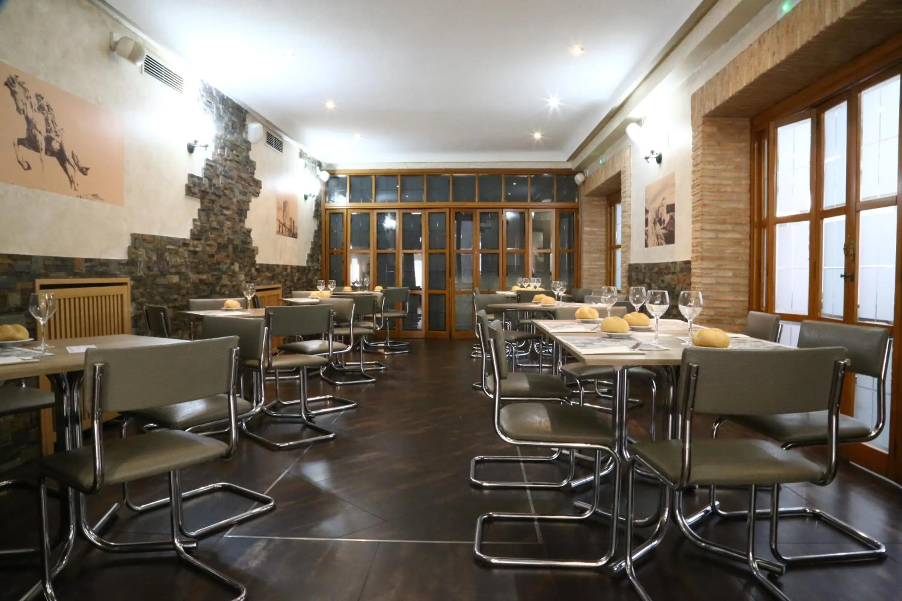 Restaurant/places to eat in Hostal Real