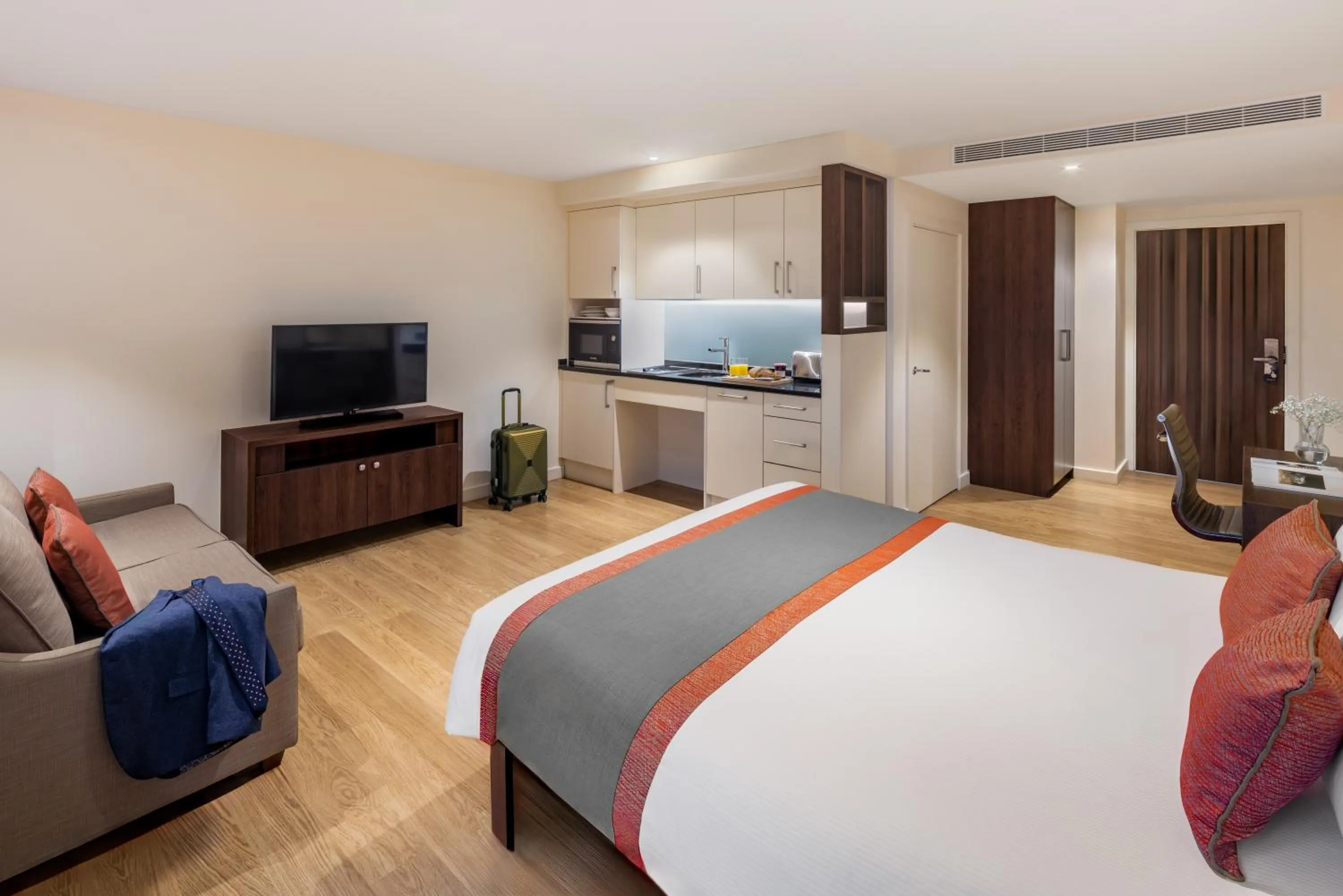 Photo of the whole room, Bed in Marlin Waterloo