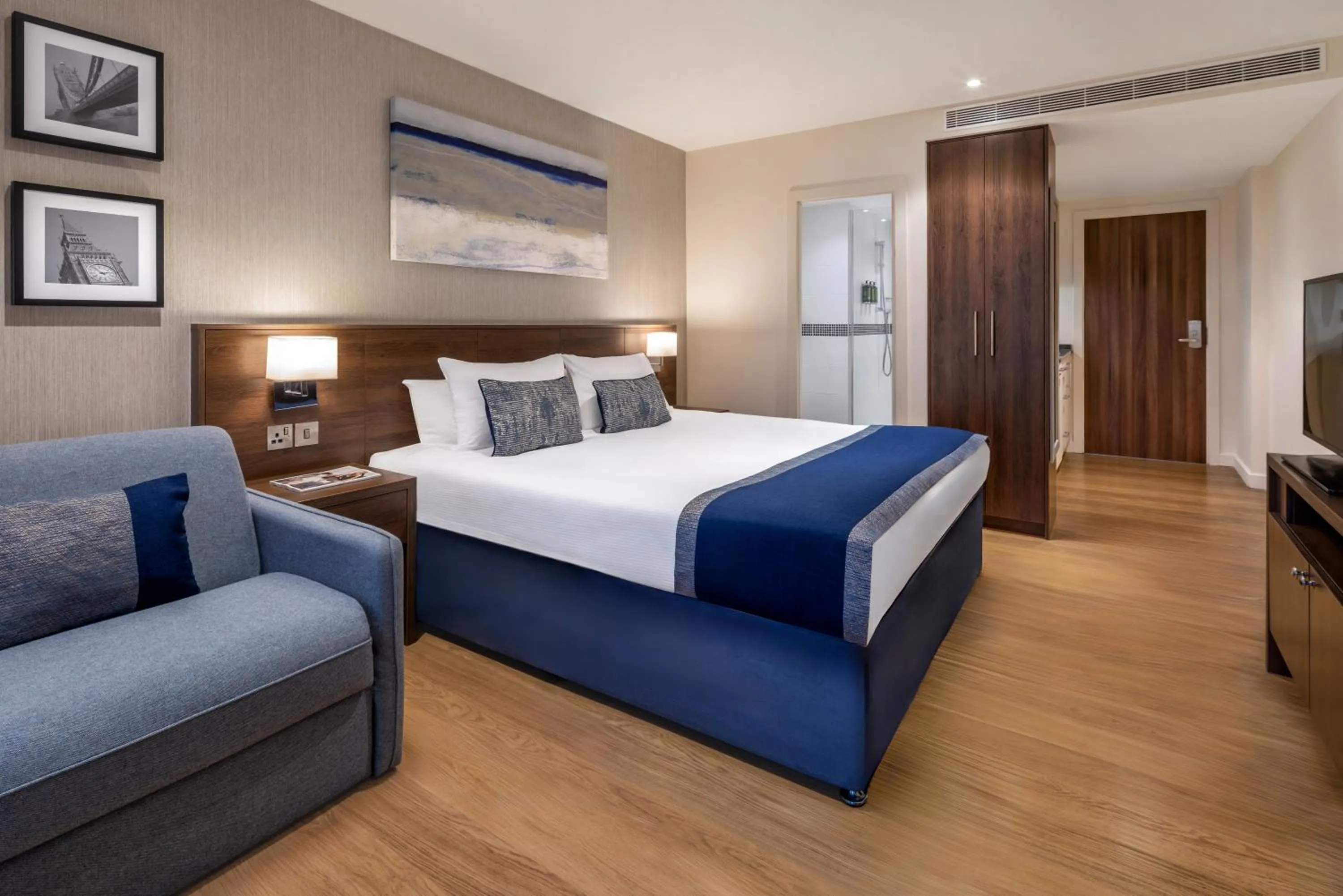 Photo of the whole room, Bed in Marlin Waterloo