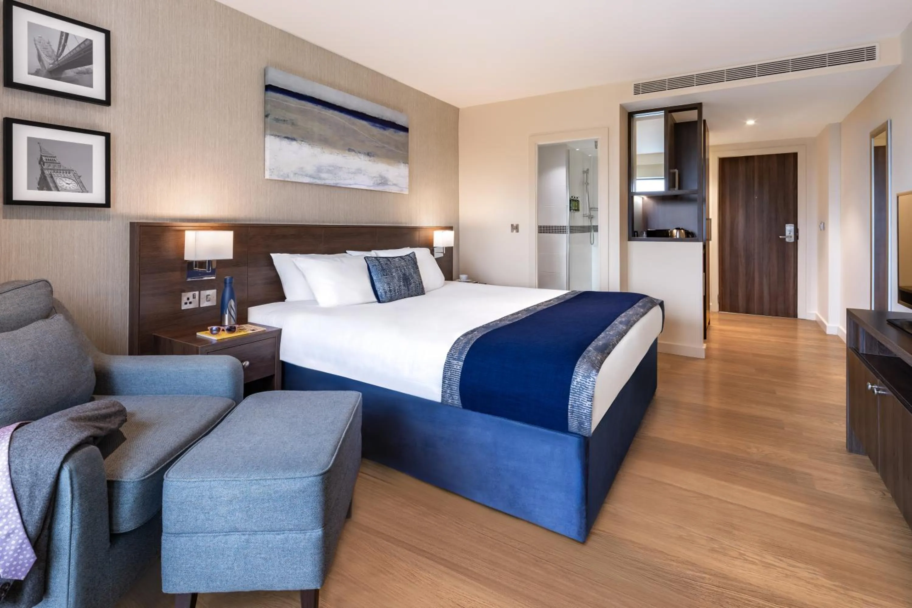 Photo of the whole room, Bed in Marlin Waterloo