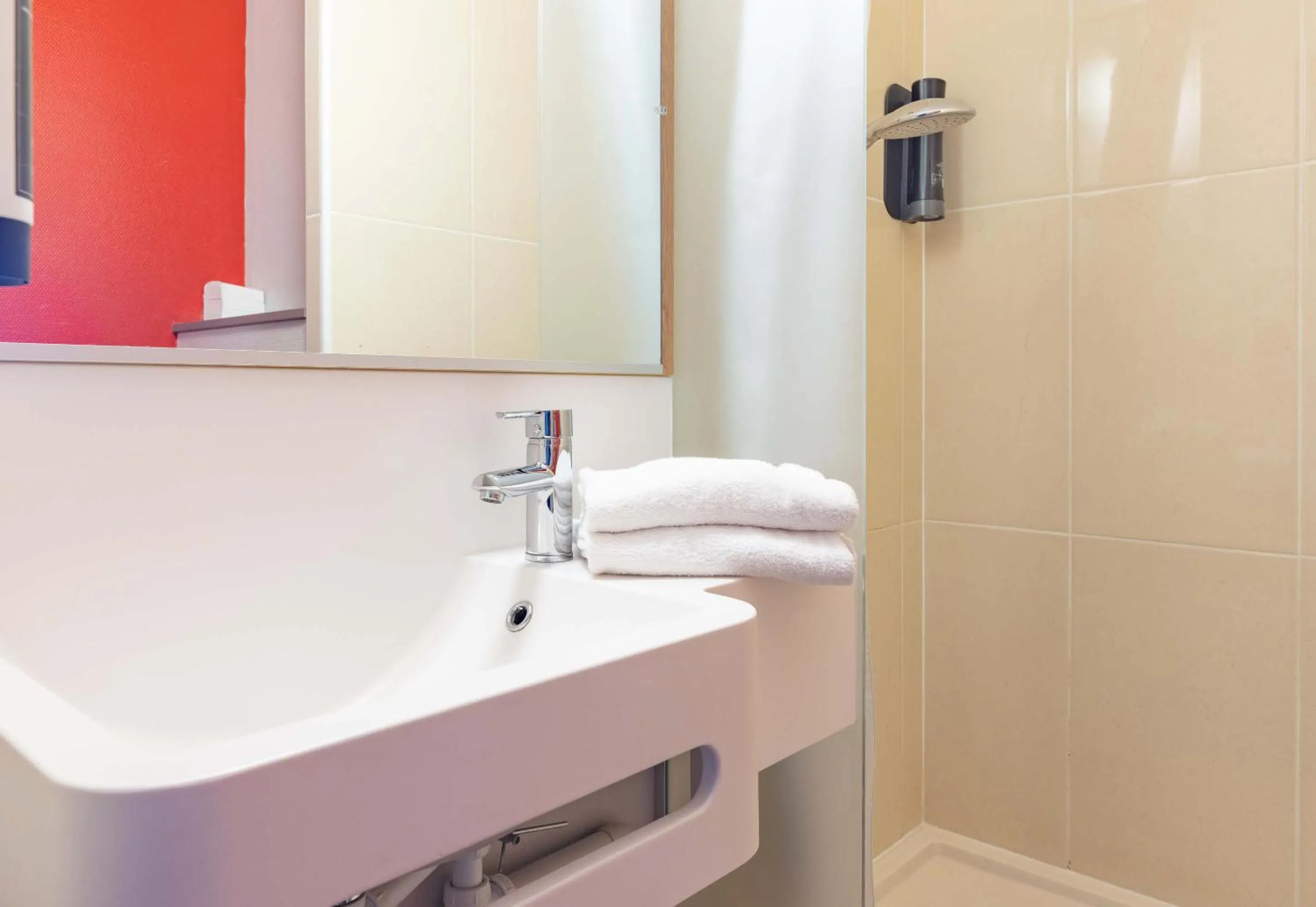 Bathroom in B&B HOTEL Saint Malo Sud