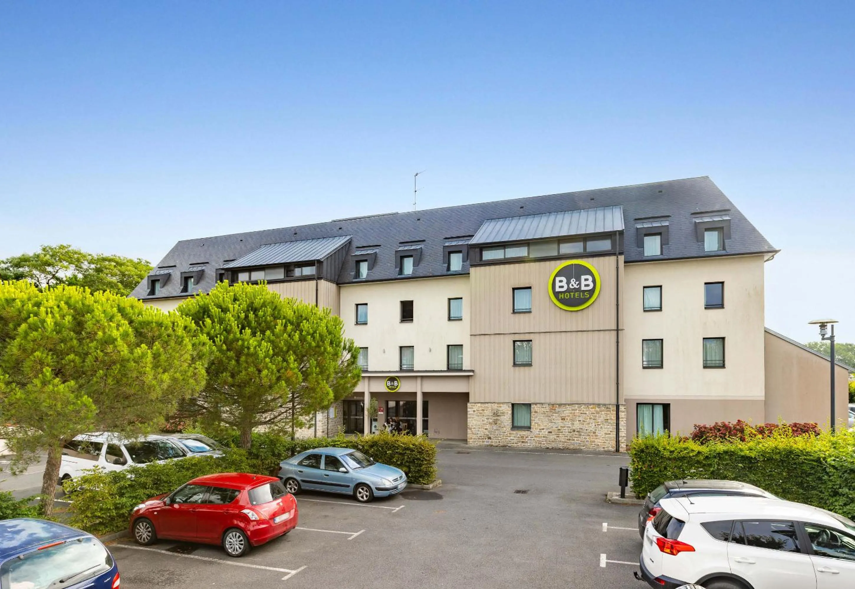 Property building in B&B HOTEL Saint Malo Sud