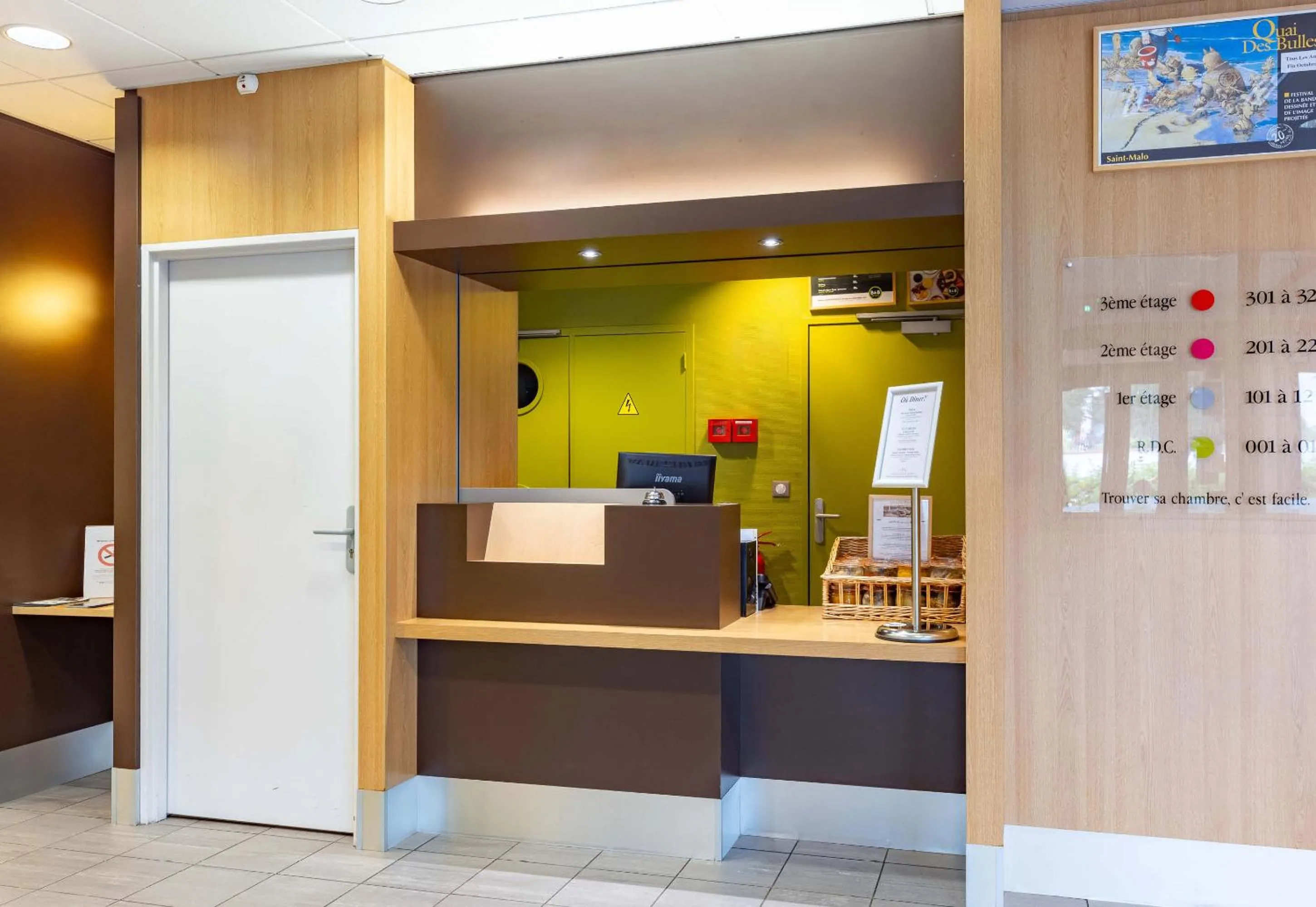 Lobby or reception in B&B HOTEL Saint Malo Sud