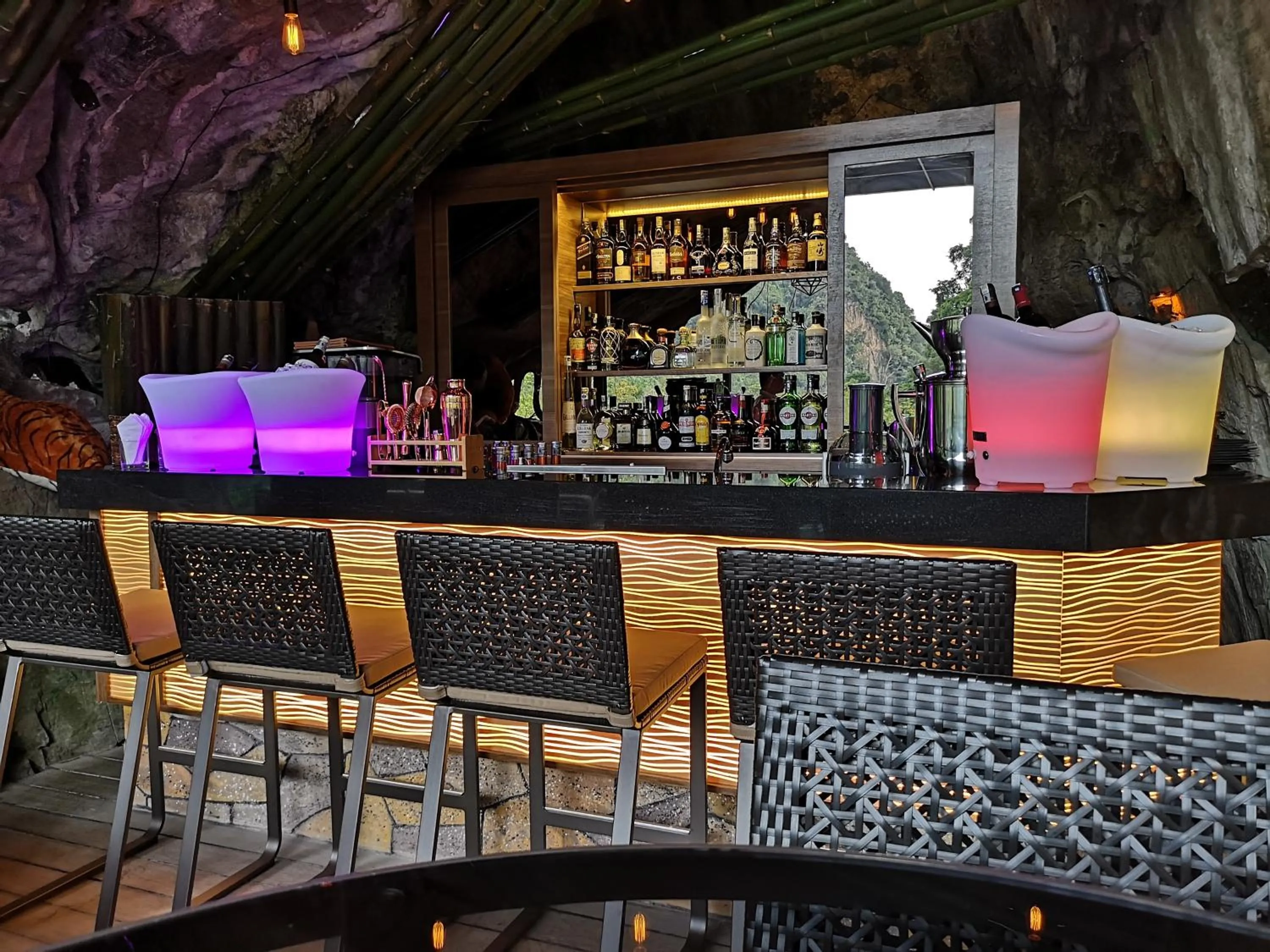 Lounge or bar in The Banjaran Hotsprings Retreat