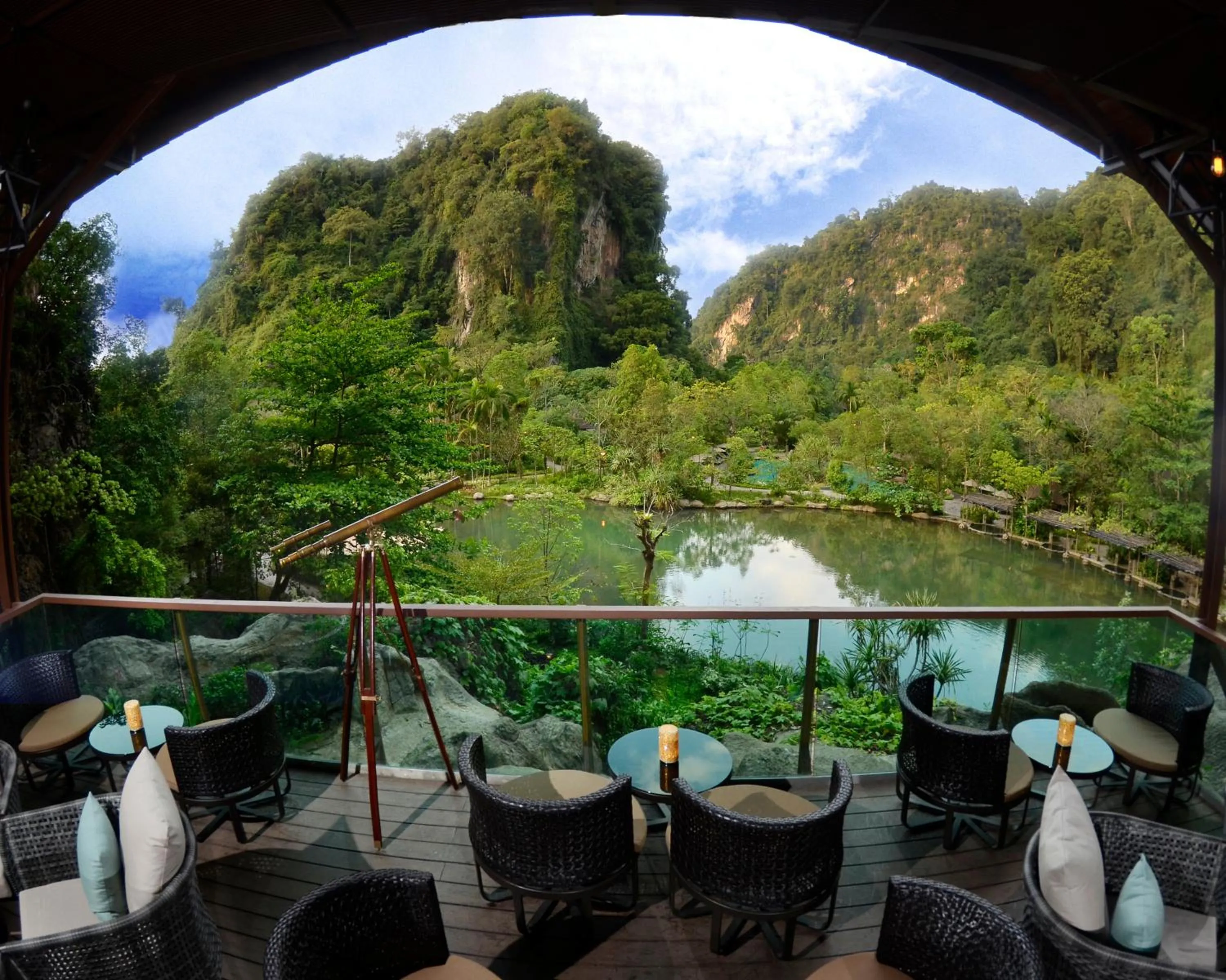Lounge or bar in The Banjaran Hotsprings Retreat