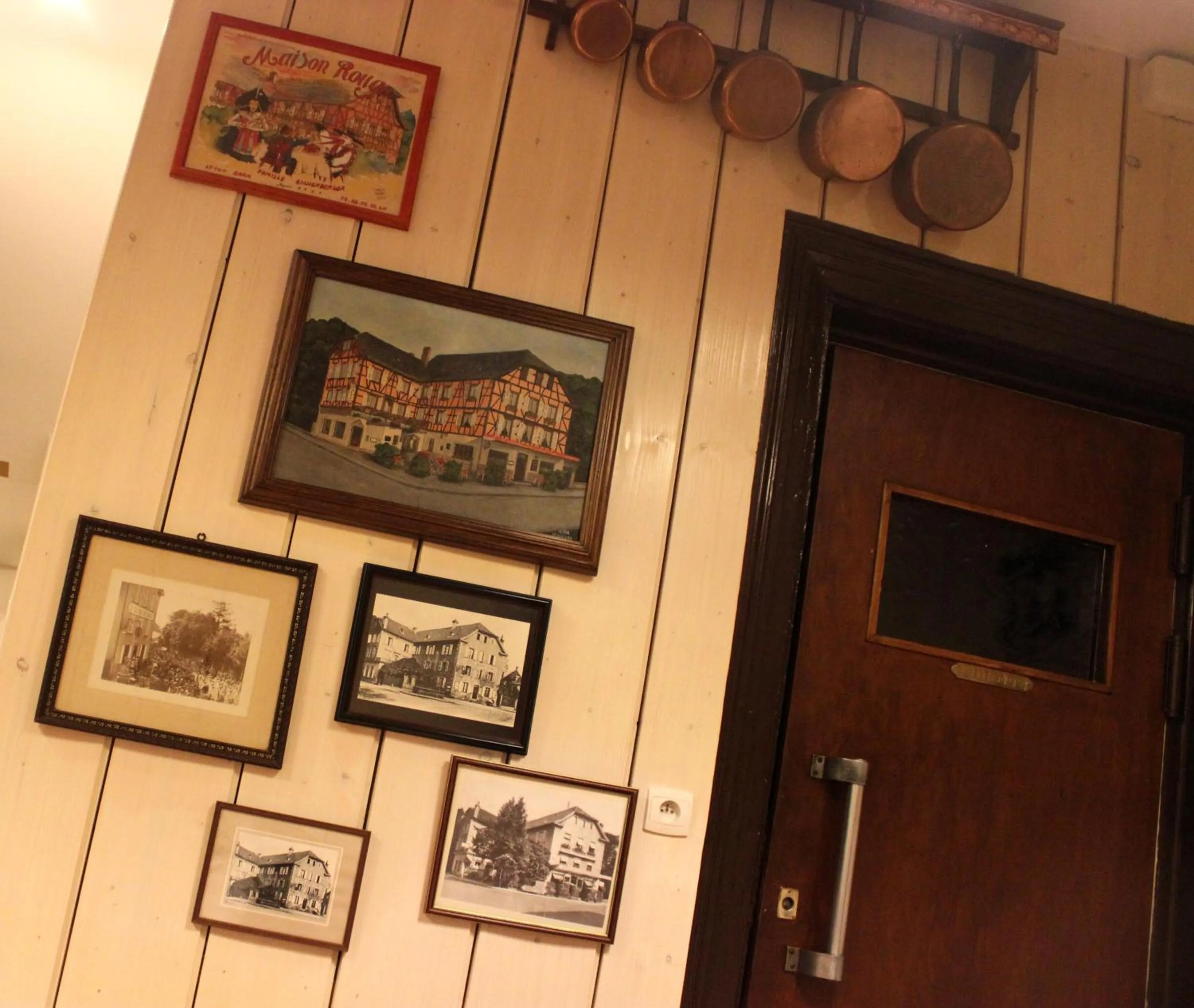 Lobby or reception in A la Maison Rouge Hôtel & Restaurant