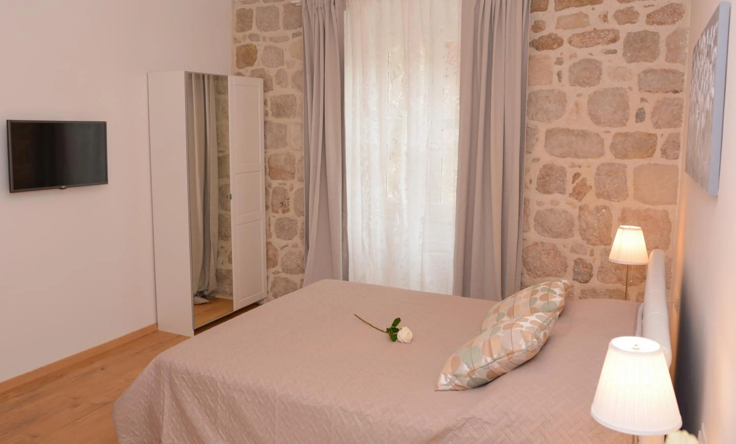 Photo of the whole room, Bed in Rilati Old town Palace 2