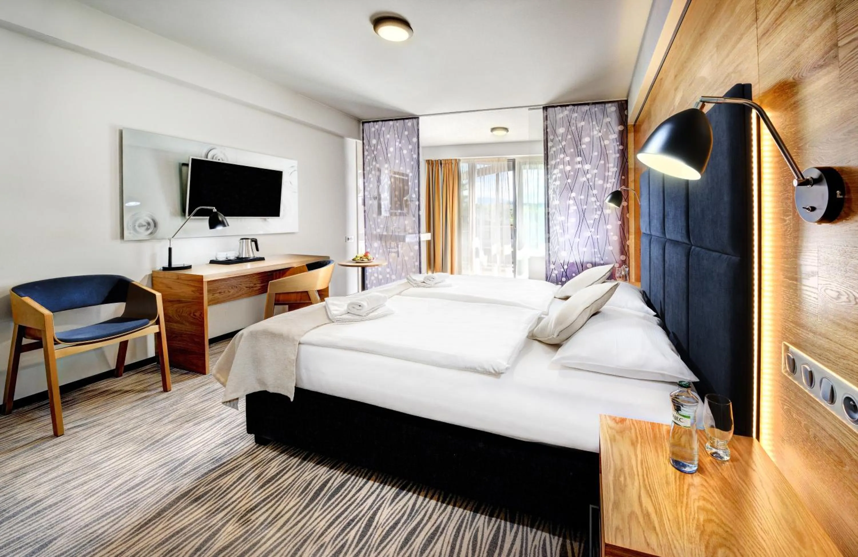 Bathroom, Bed in Hotel Galeria Thermal Bešeňová