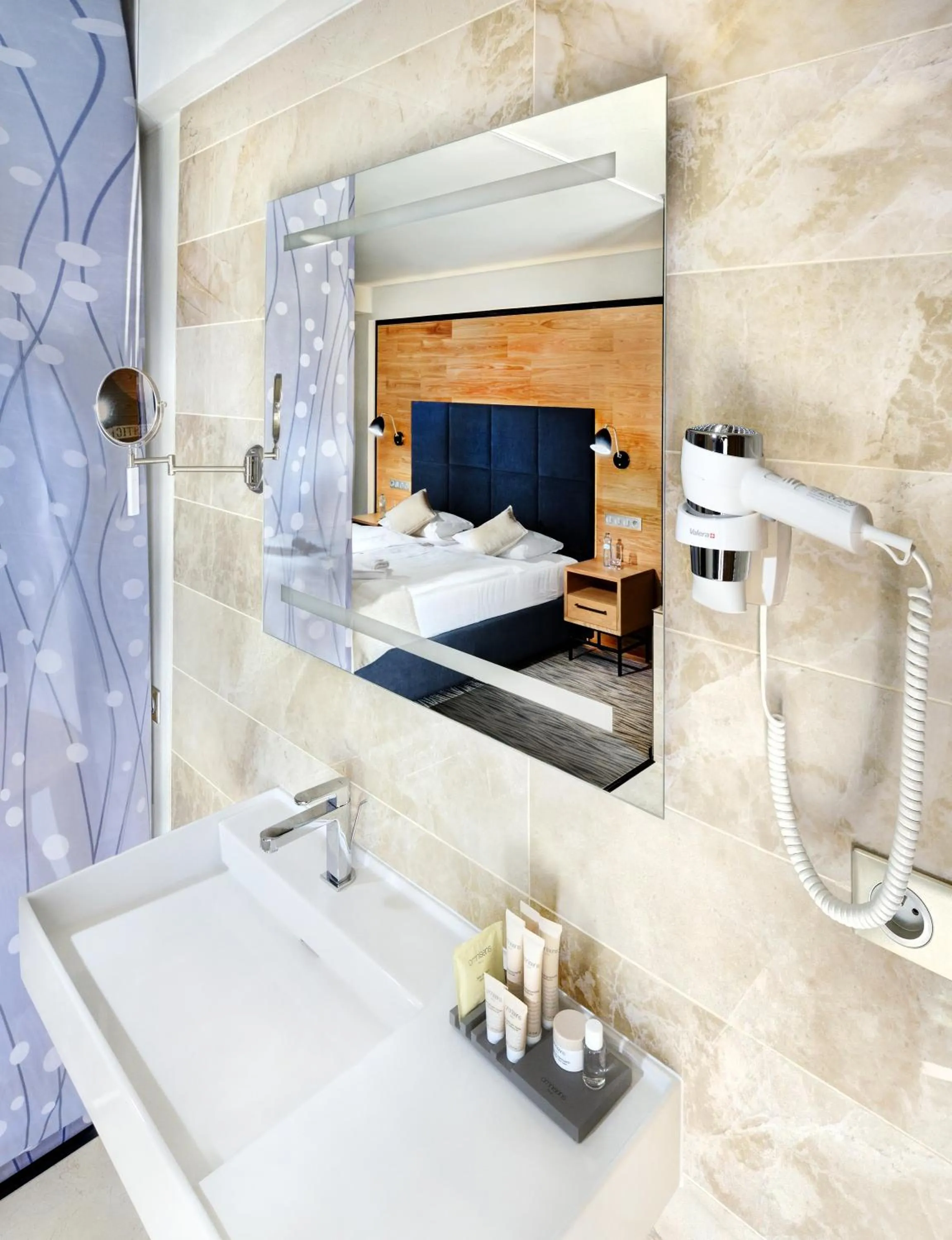 Bathroom, Bed in Hotel Galeria Thermal Bešeňová