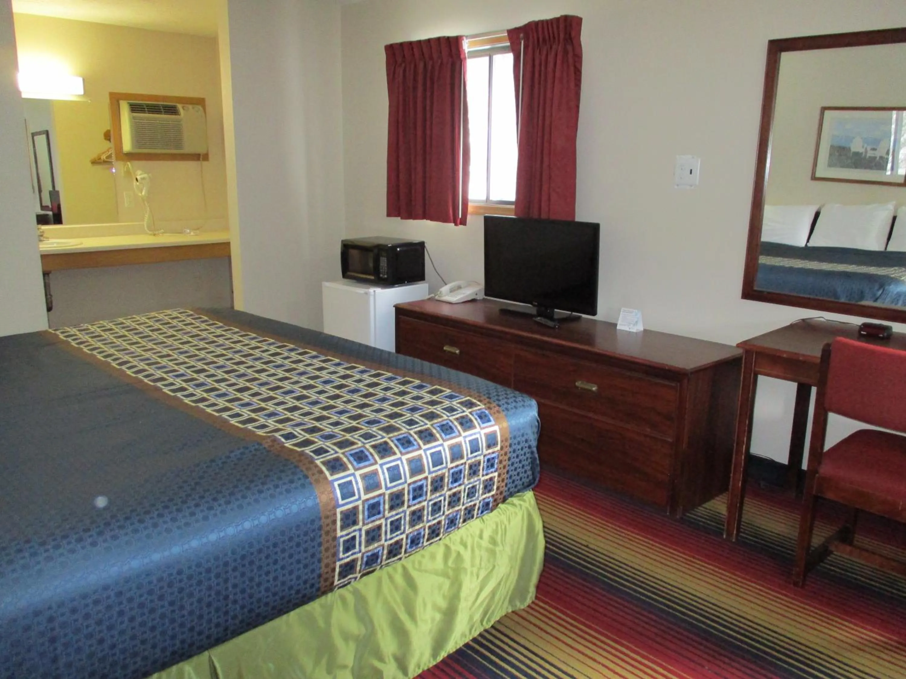 Photo of the whole room, Bed in Travelodge by Wyndham Spirit Lake/Okoboji