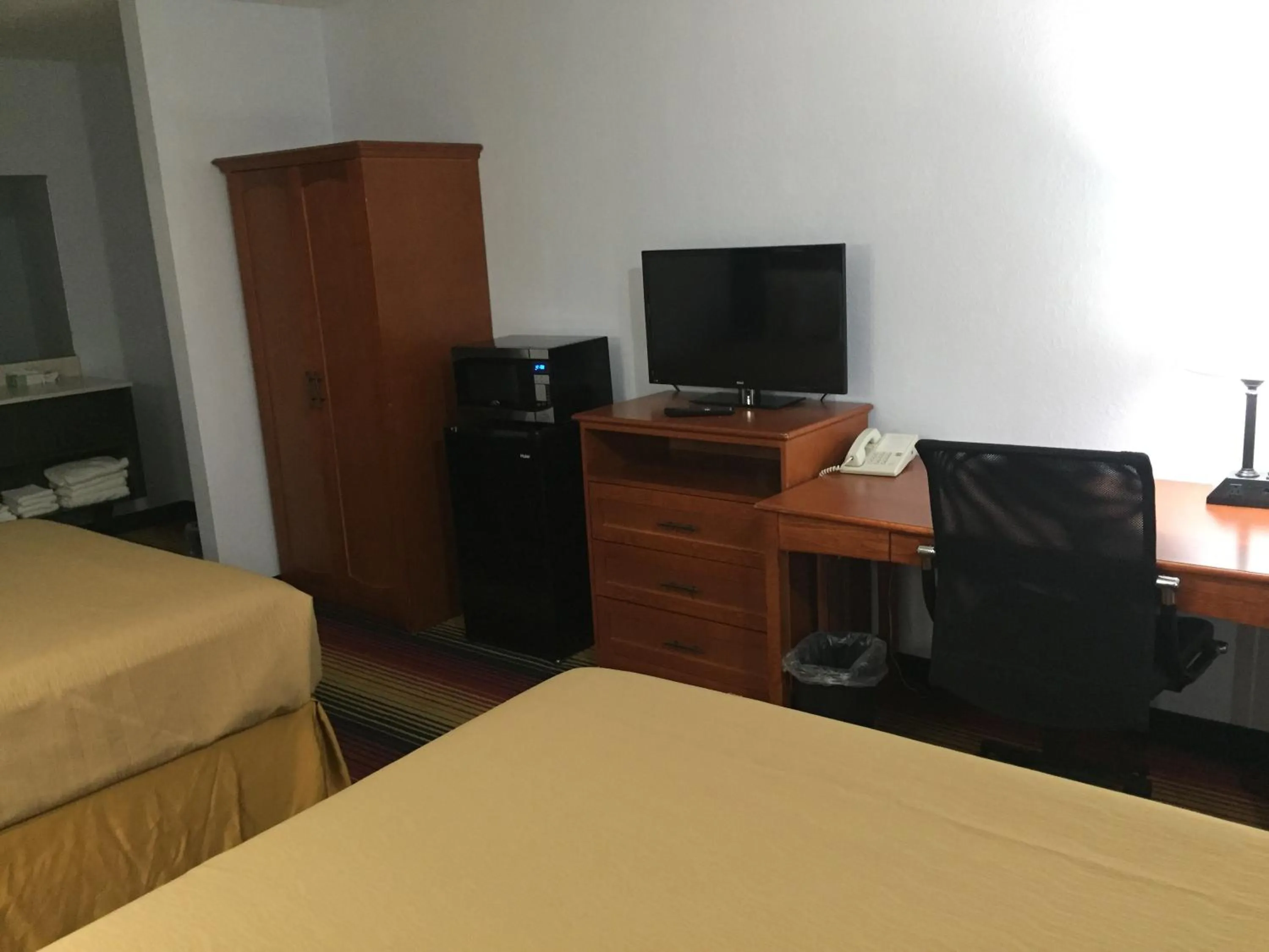 TV and multimedia, Bed in Travelodge by Wyndham Spirit Lake/Okoboji