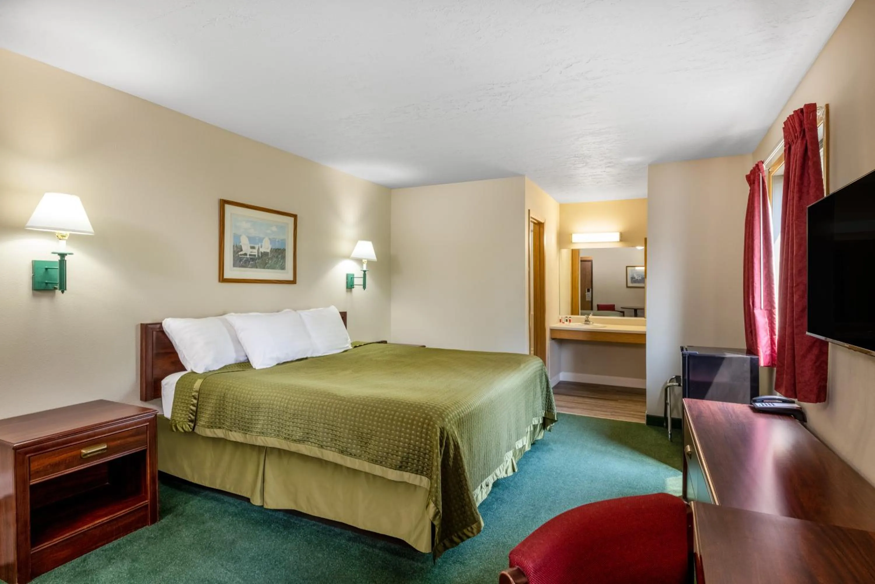 Bed in Travelodge by Wyndham Spirit Lake/Okoboji
