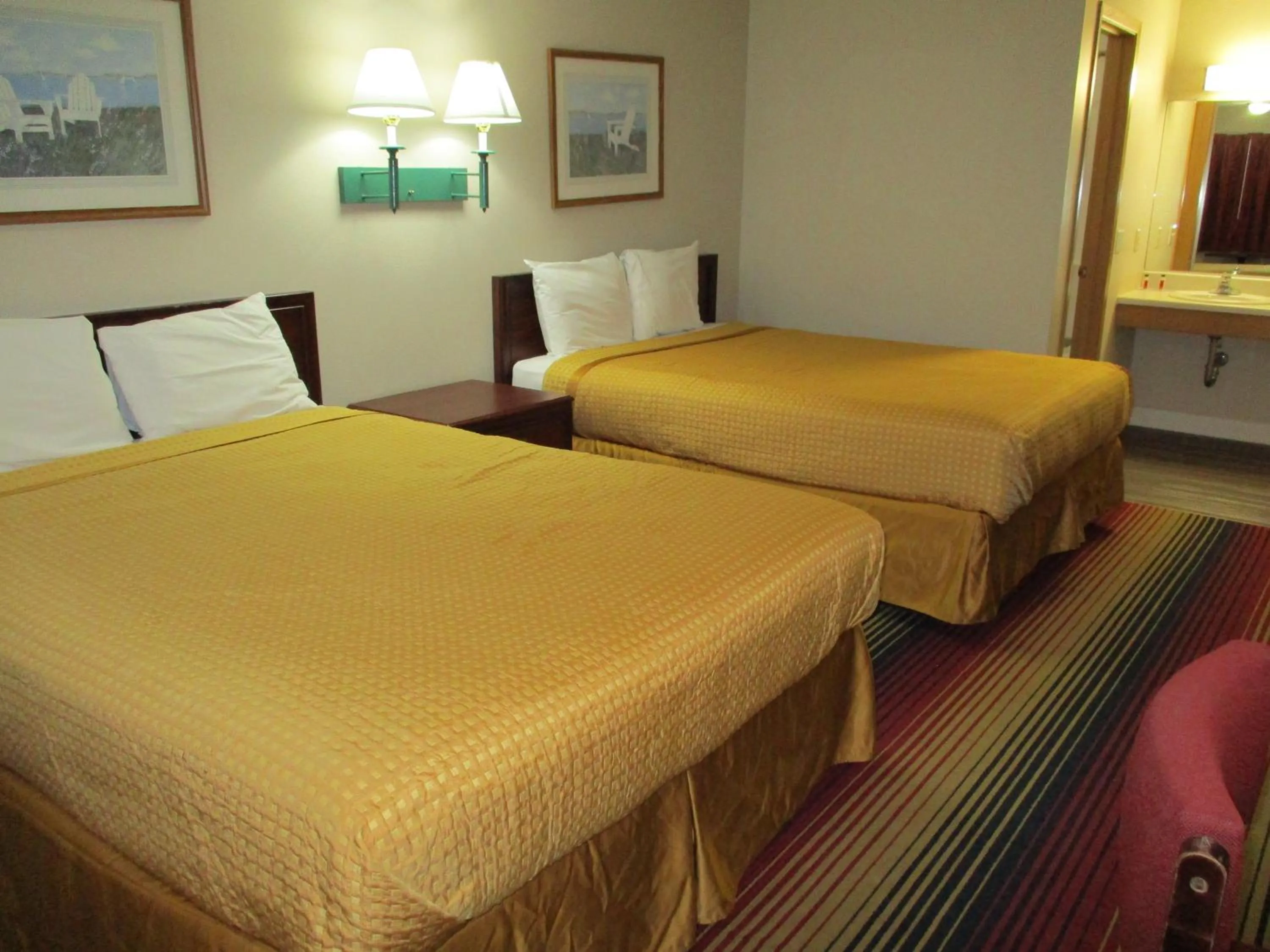 Photo of the whole room, Bed in Travelodge by Wyndham Spirit Lake/Okoboji