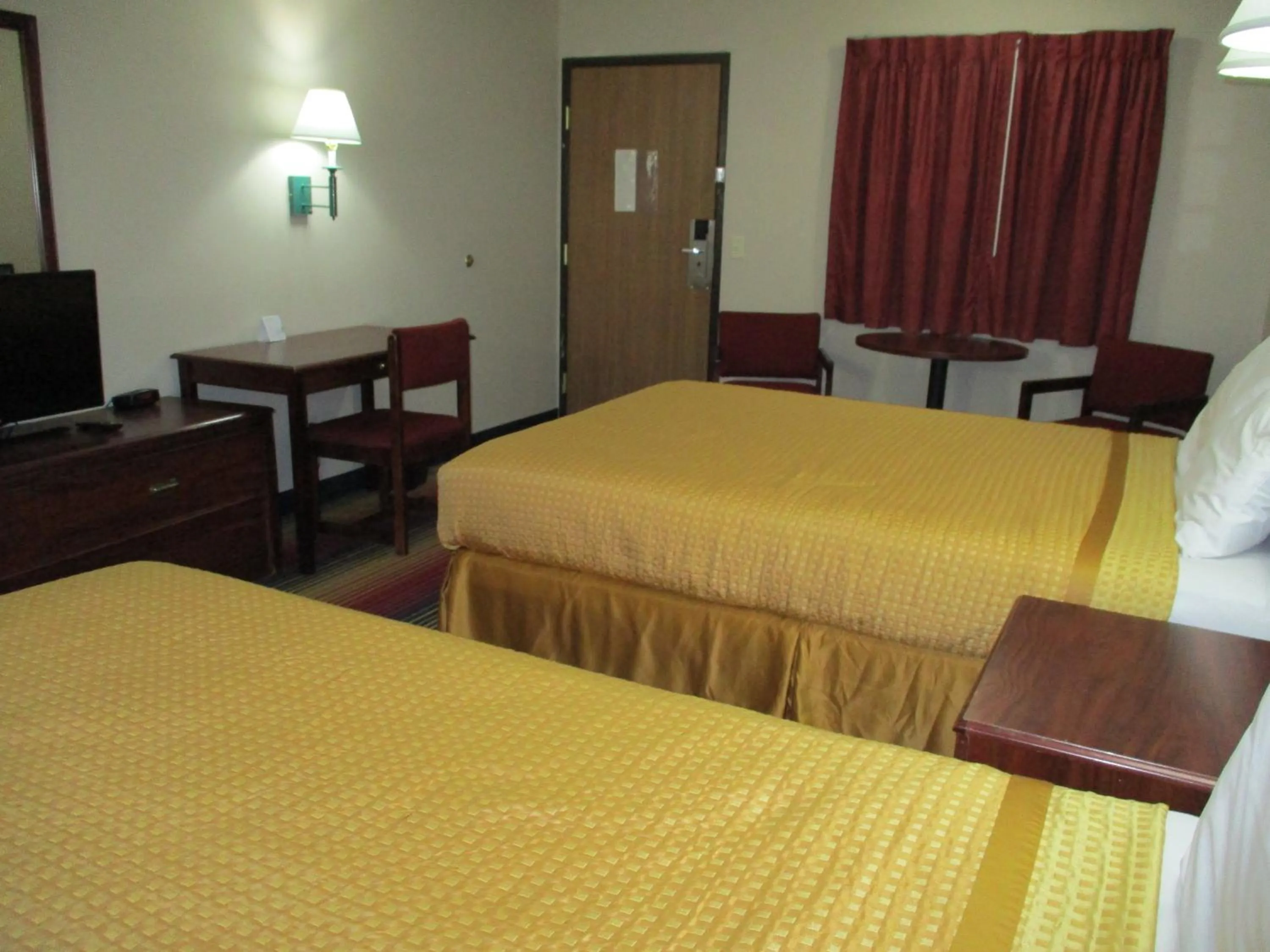 Photo of the whole room, Bed in Travelodge by Wyndham Spirit Lake/Okoboji