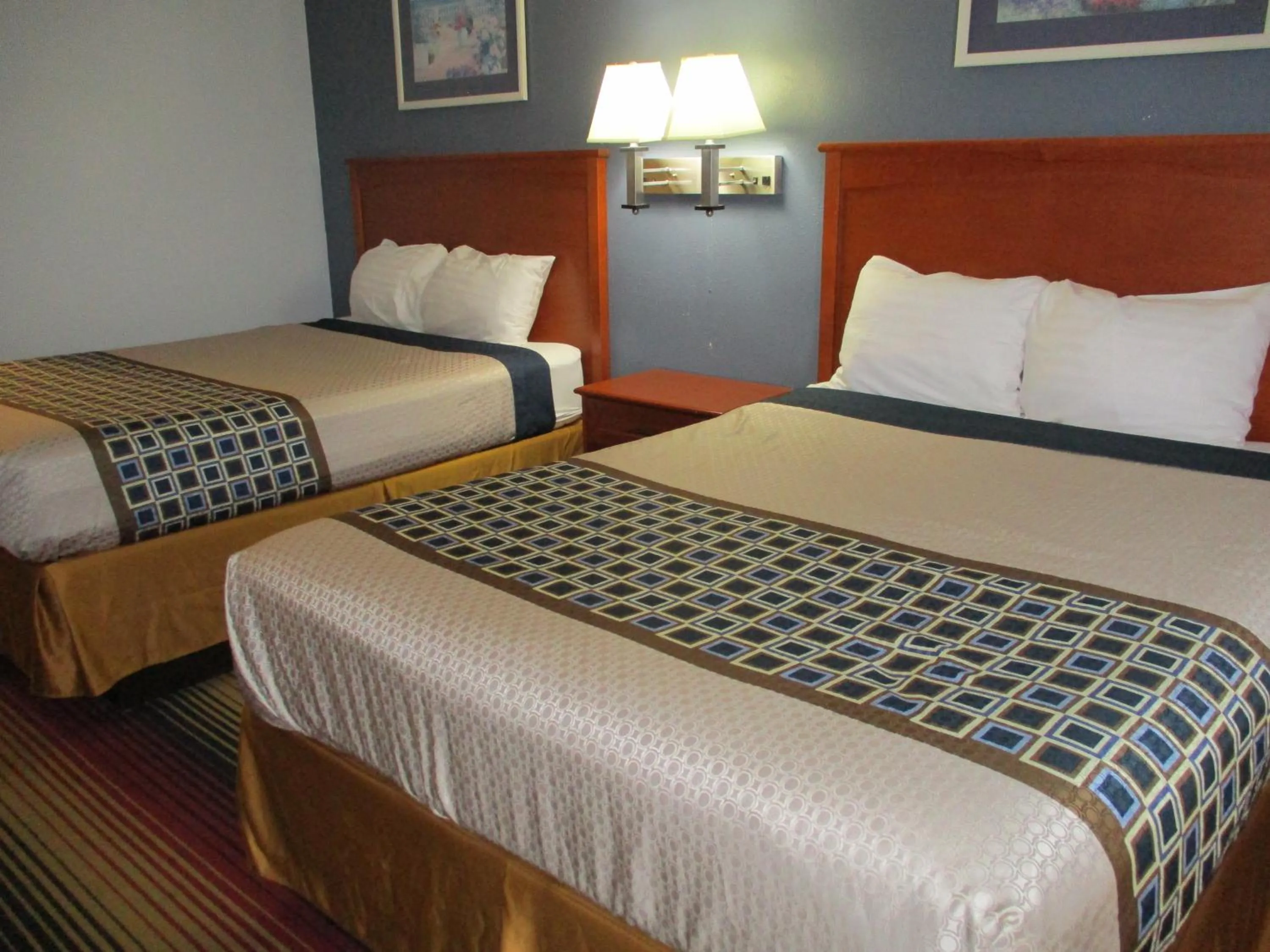 Photo of the whole room, Bed in Travelodge by Wyndham Spirit Lake/Okoboji
