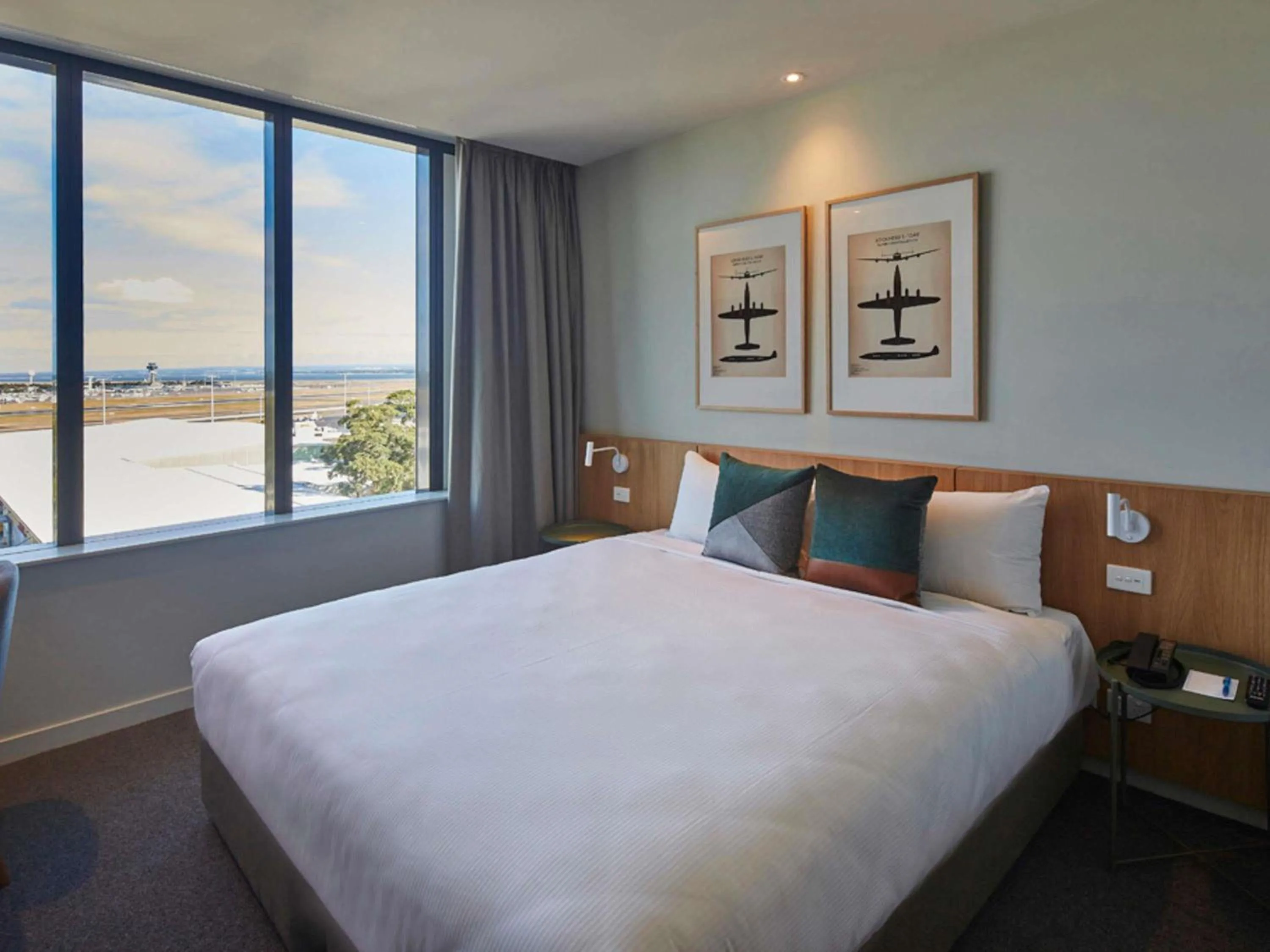 Property building, Bed in Mantra on Sydney Airport