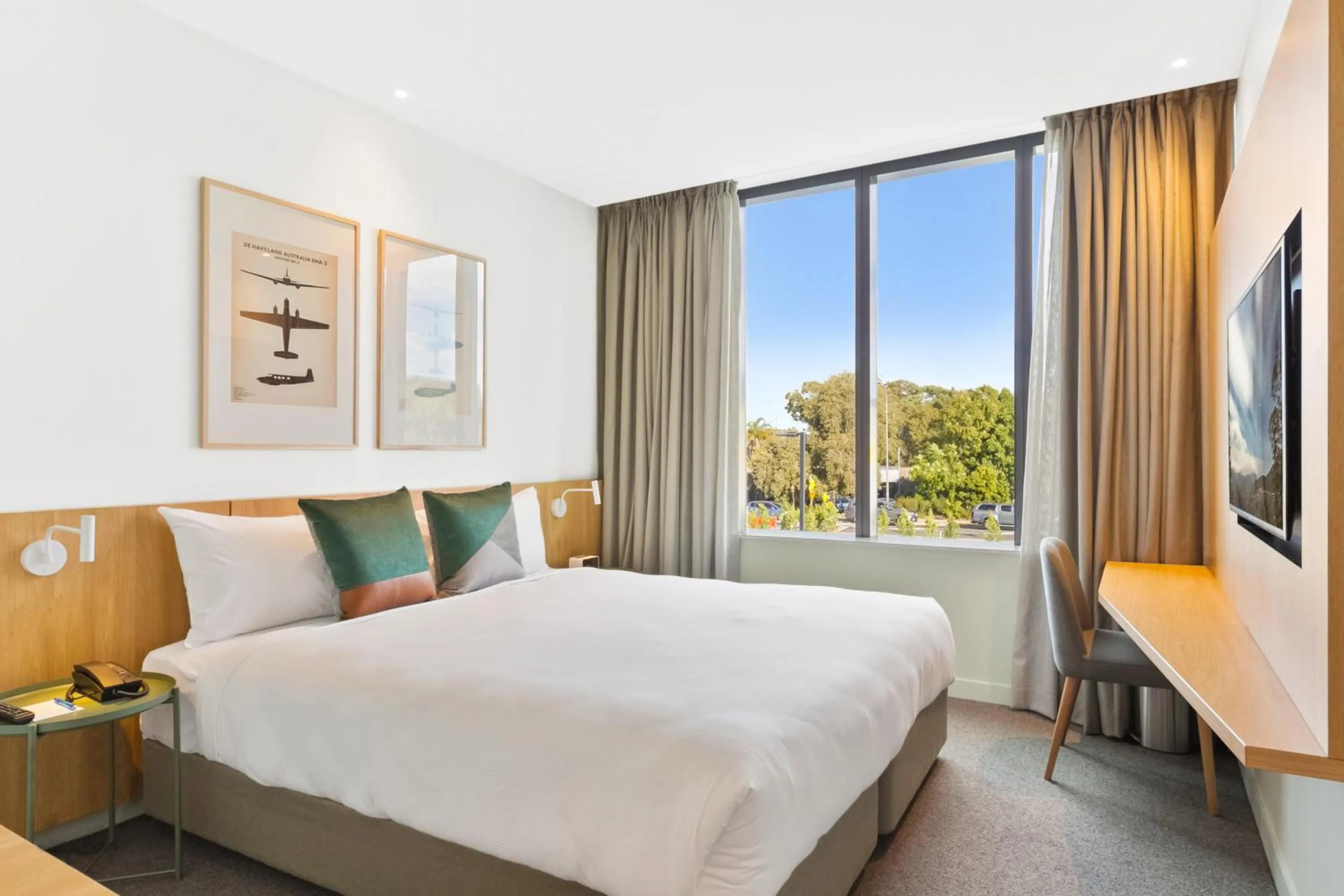 Property building, Bed in Mantra on Sydney Airport