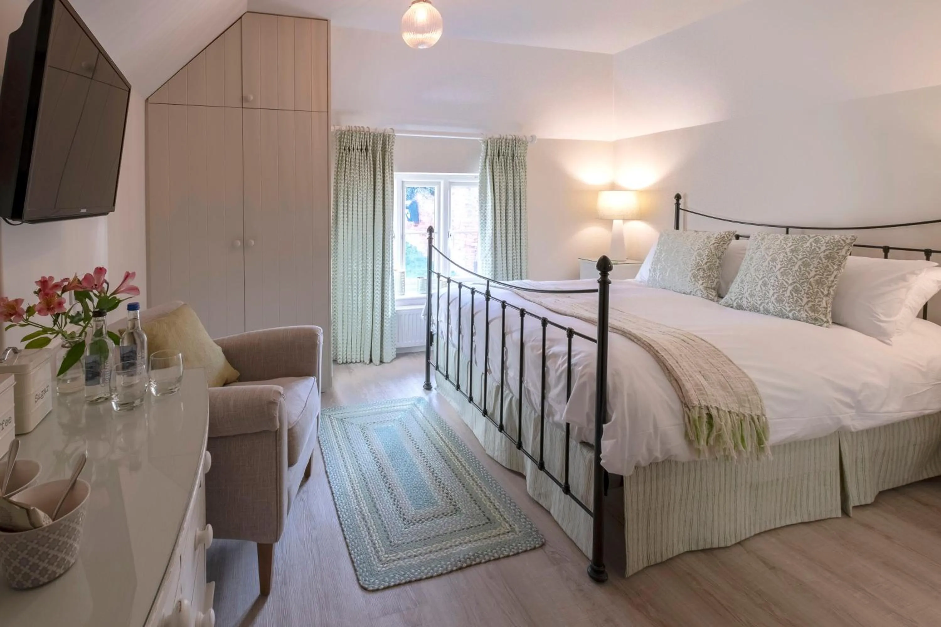 Photo of the whole room, Bed in The Ship At Dunwich