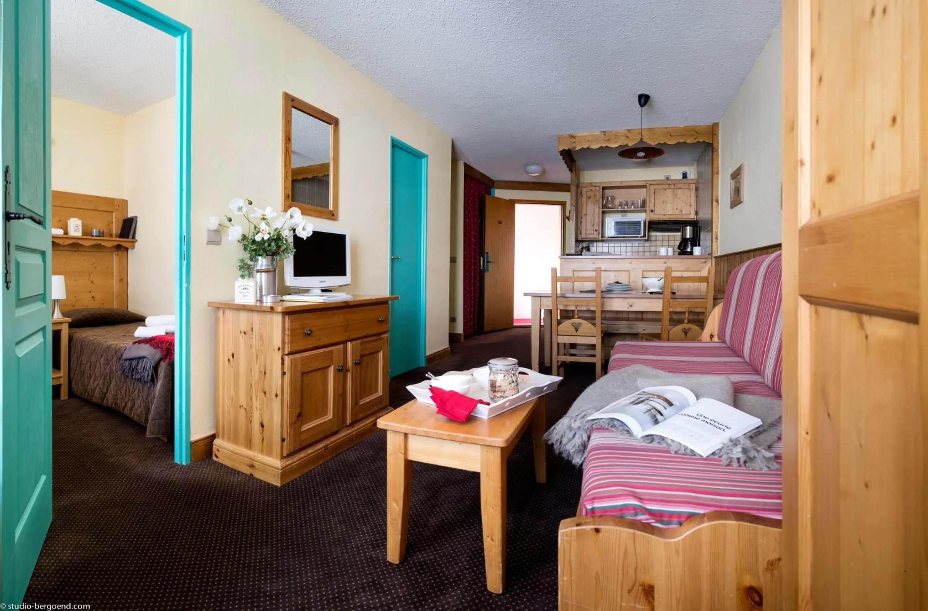 Living room, Bed in Le Cheval Blanc - Village Montana