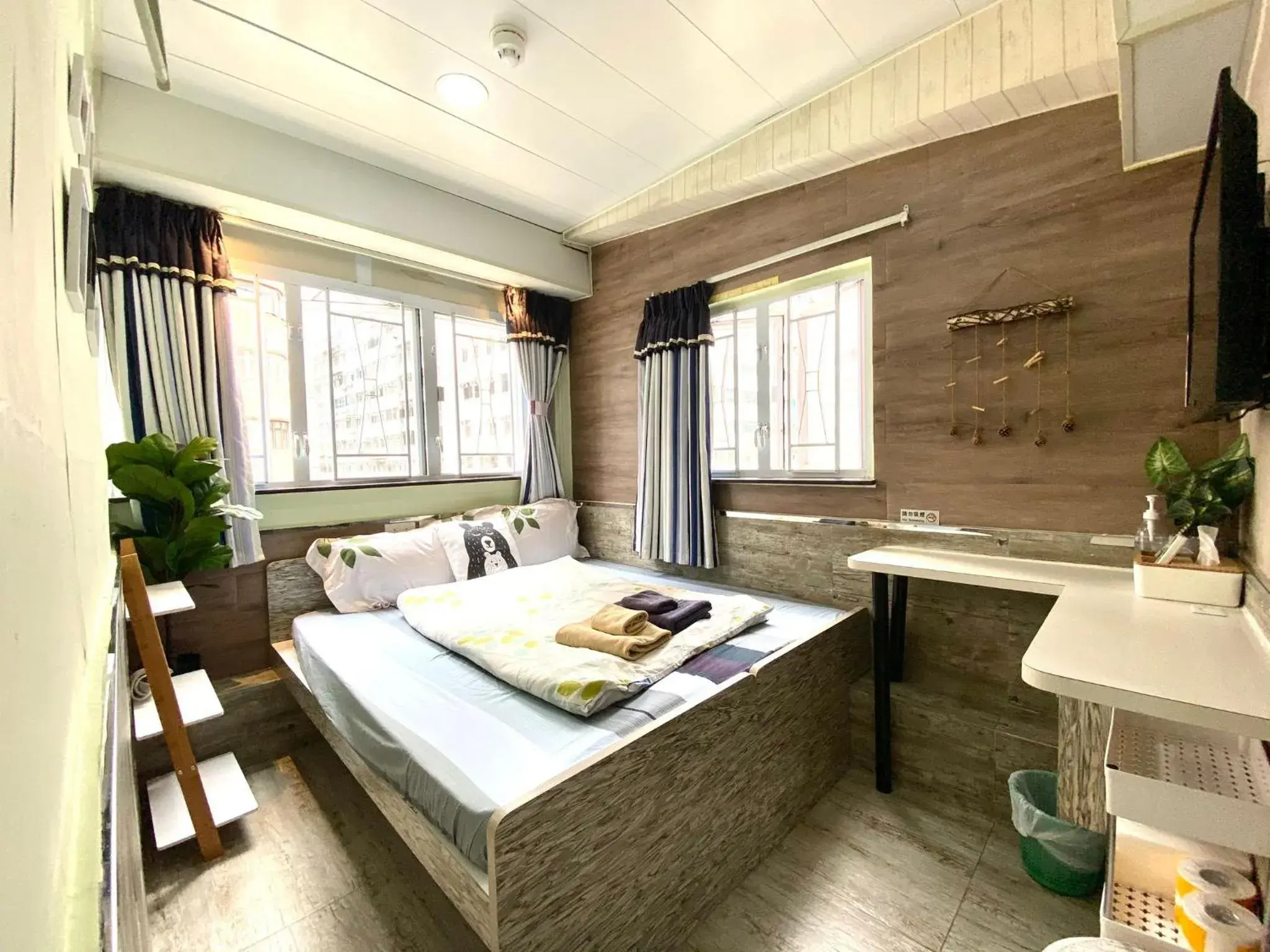 Deluxe Double or Twin Room with City View in Hong Kong Hostel (Tsim Sha Tsui Mansion) Deluxe Double or Twin Room with City View in Hong Kong Hostel (Tsim Sha Tsui Mansion)