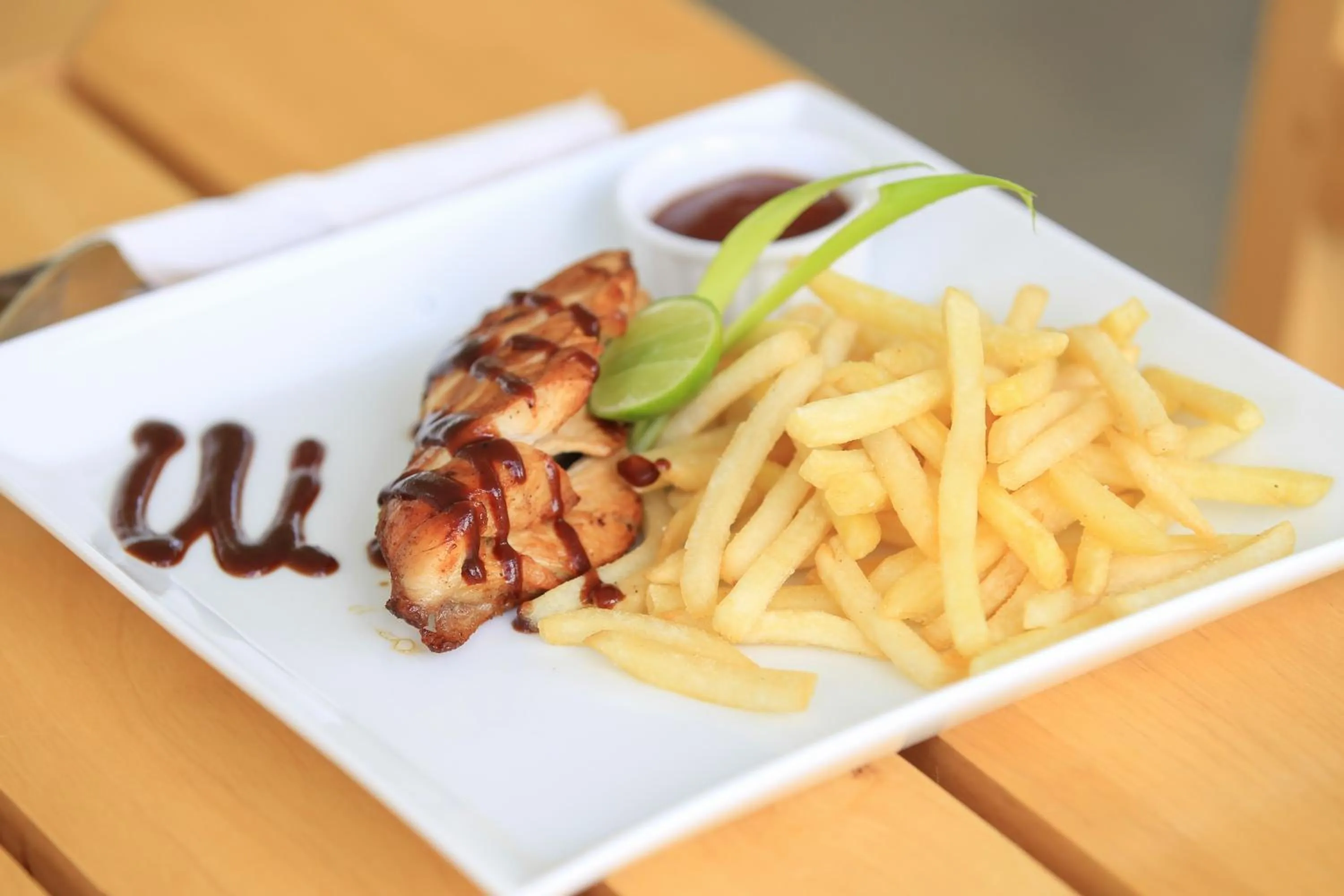 Food and drinks in Arugambay Roccos