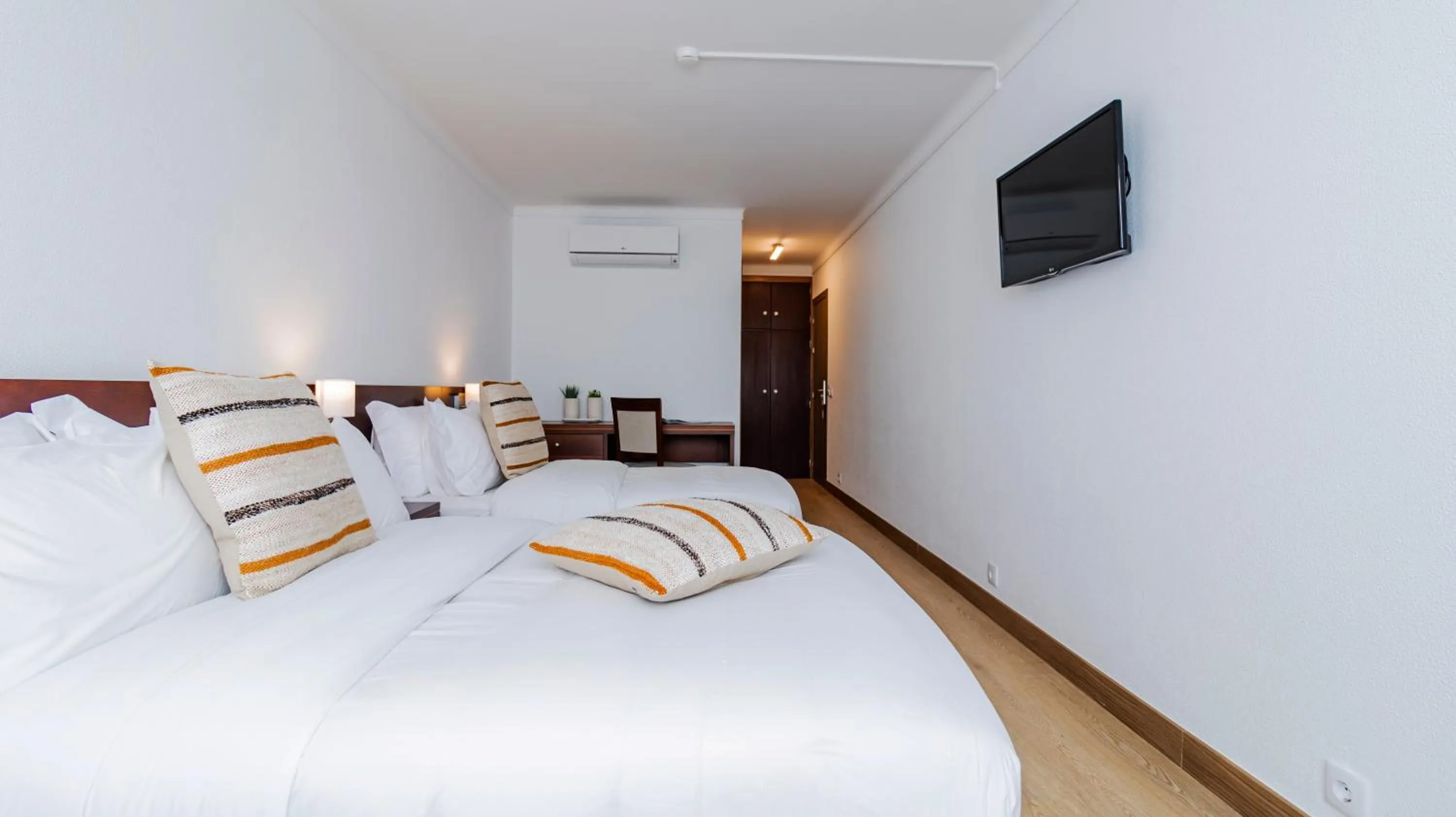 Communal lounge/ TV room, Bed in Albergaria Quim Barreiros