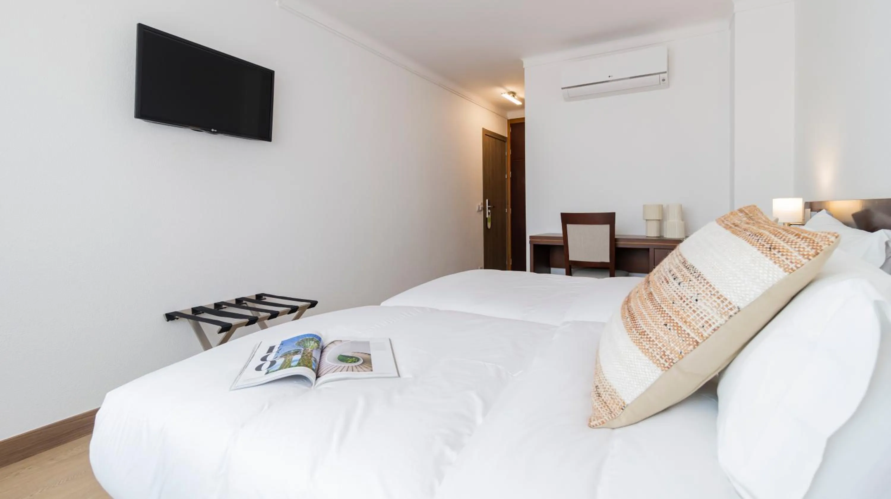 Communal lounge/ TV room, Bed in Albergaria Quim Barreiros