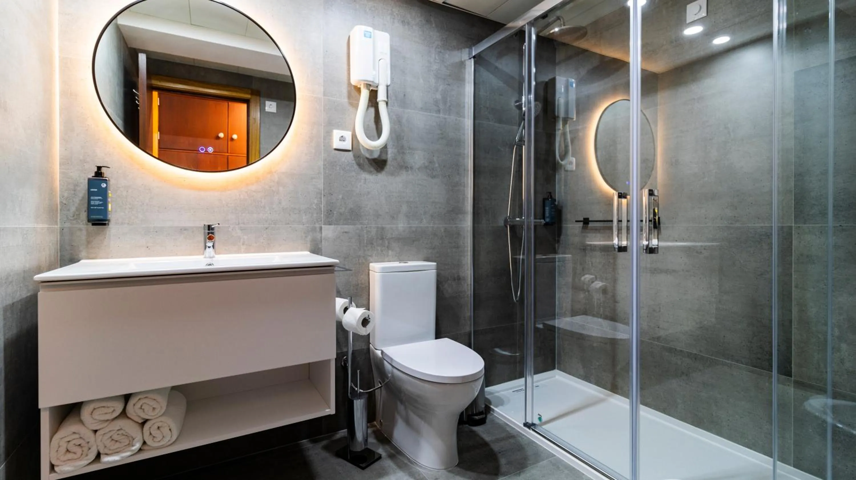 Shower in Albergaria Quim Barreiros