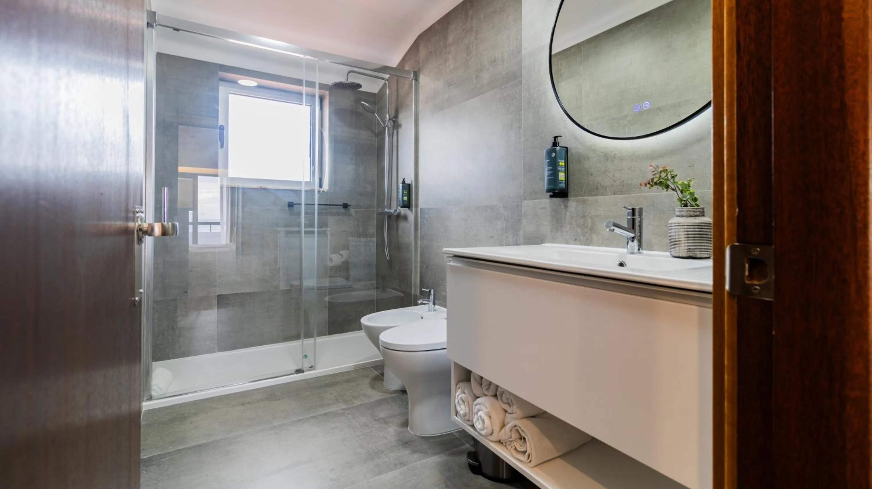 Shower in Albergaria Quim Barreiros