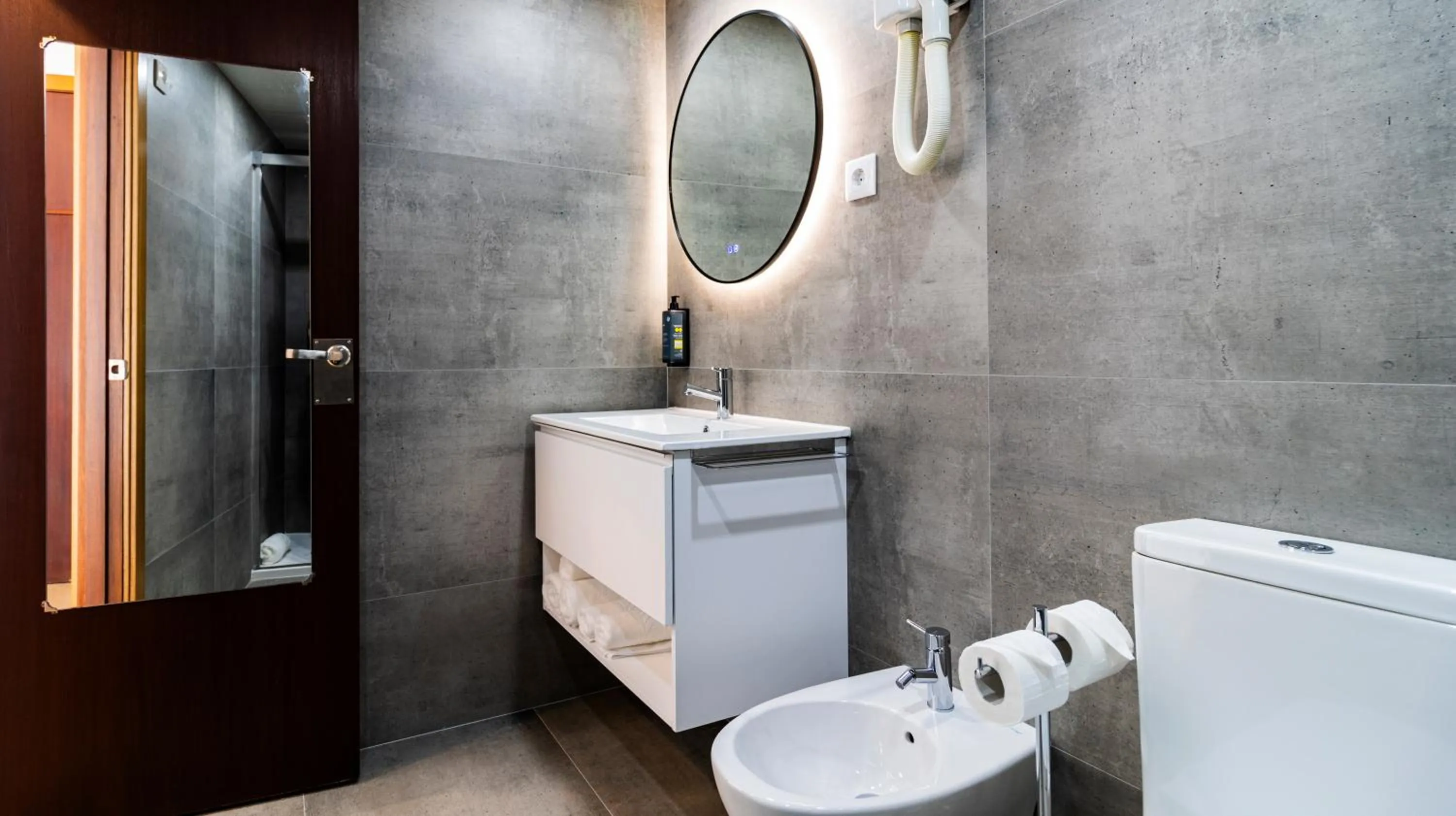 Shower in Albergaria Quim Barreiros