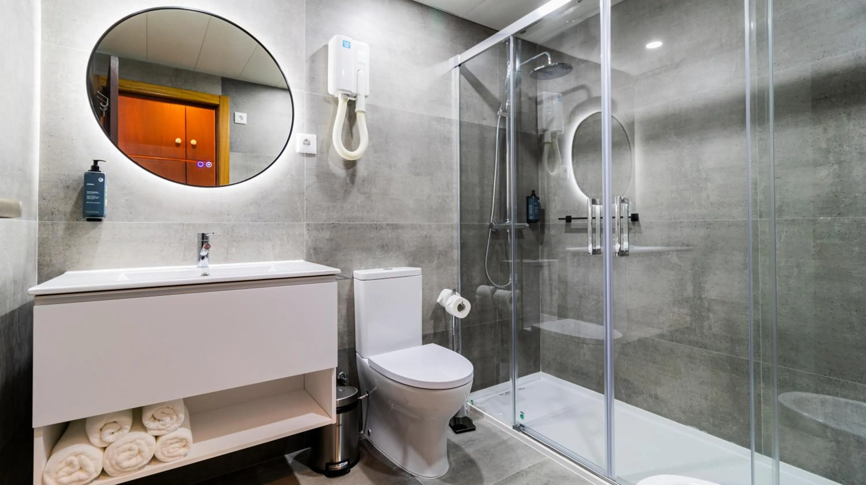 Shower in Albergaria Quim Barreiros