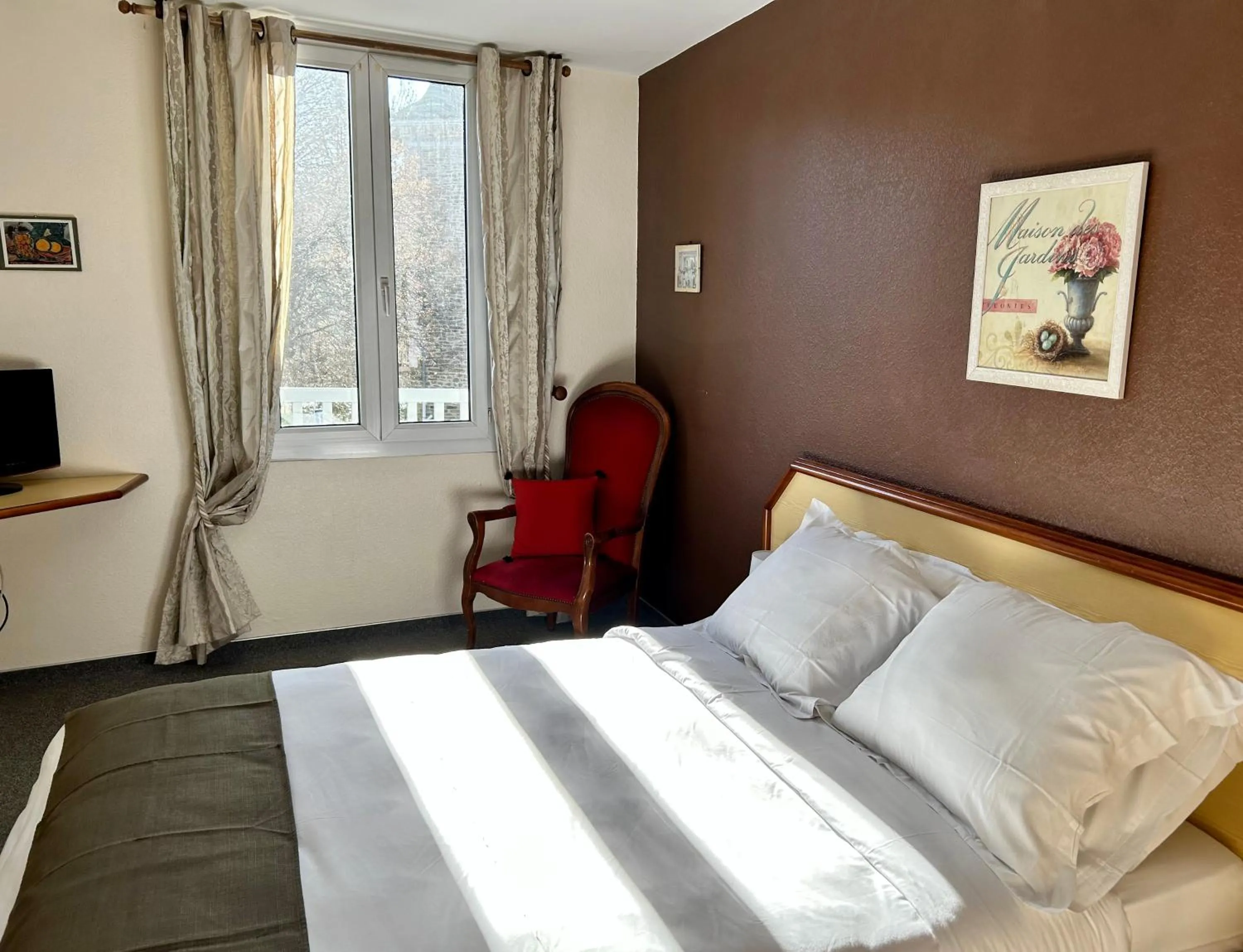 Bedroom, Bed in Logis Hôtel Teyssier