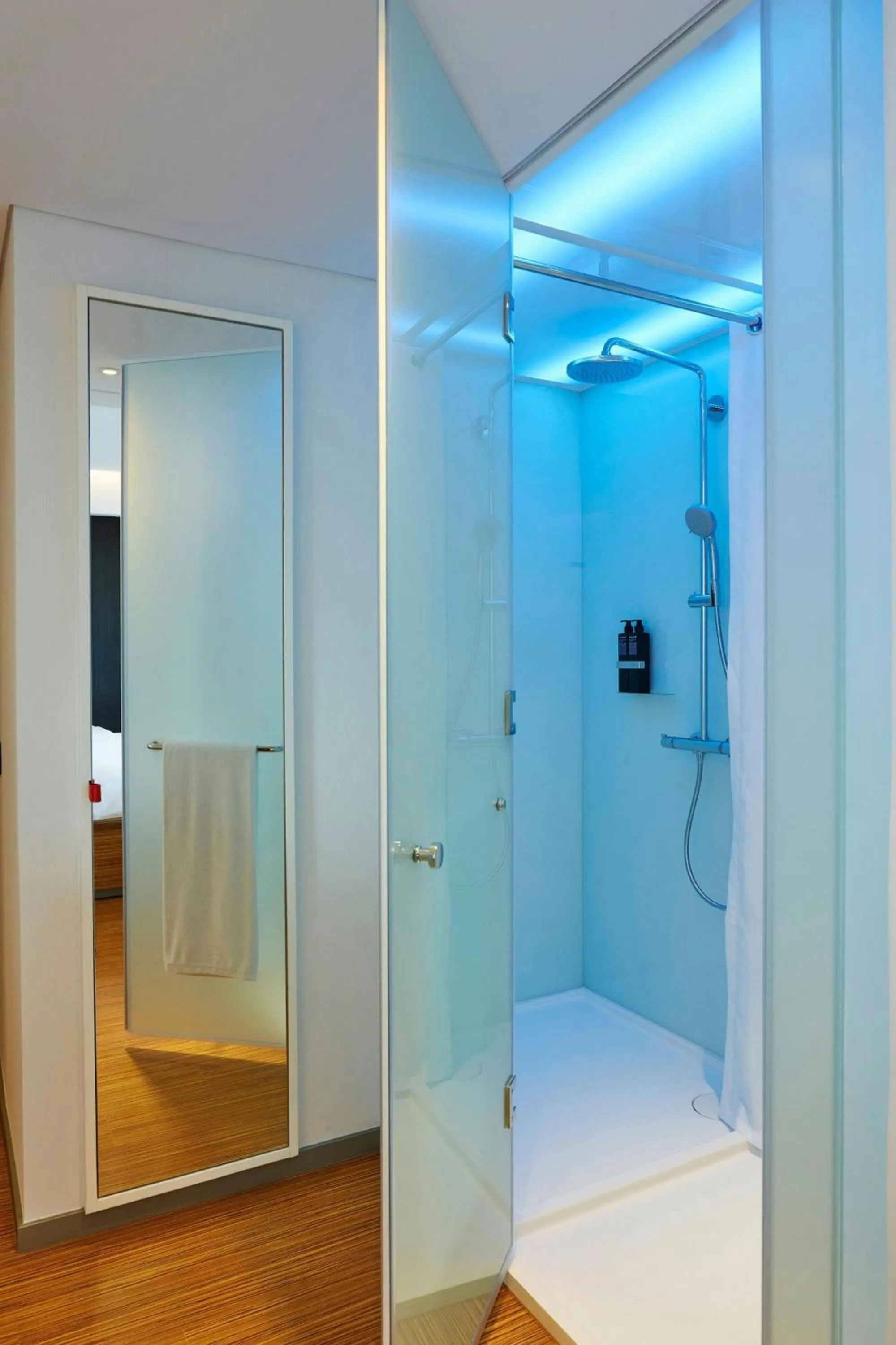 Bathroom, Bed in citizenM Taipei North Gate