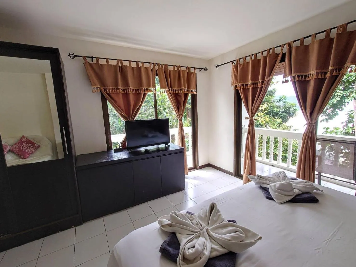 Photo of the whole room, Bed in On The Hill Karon Resort