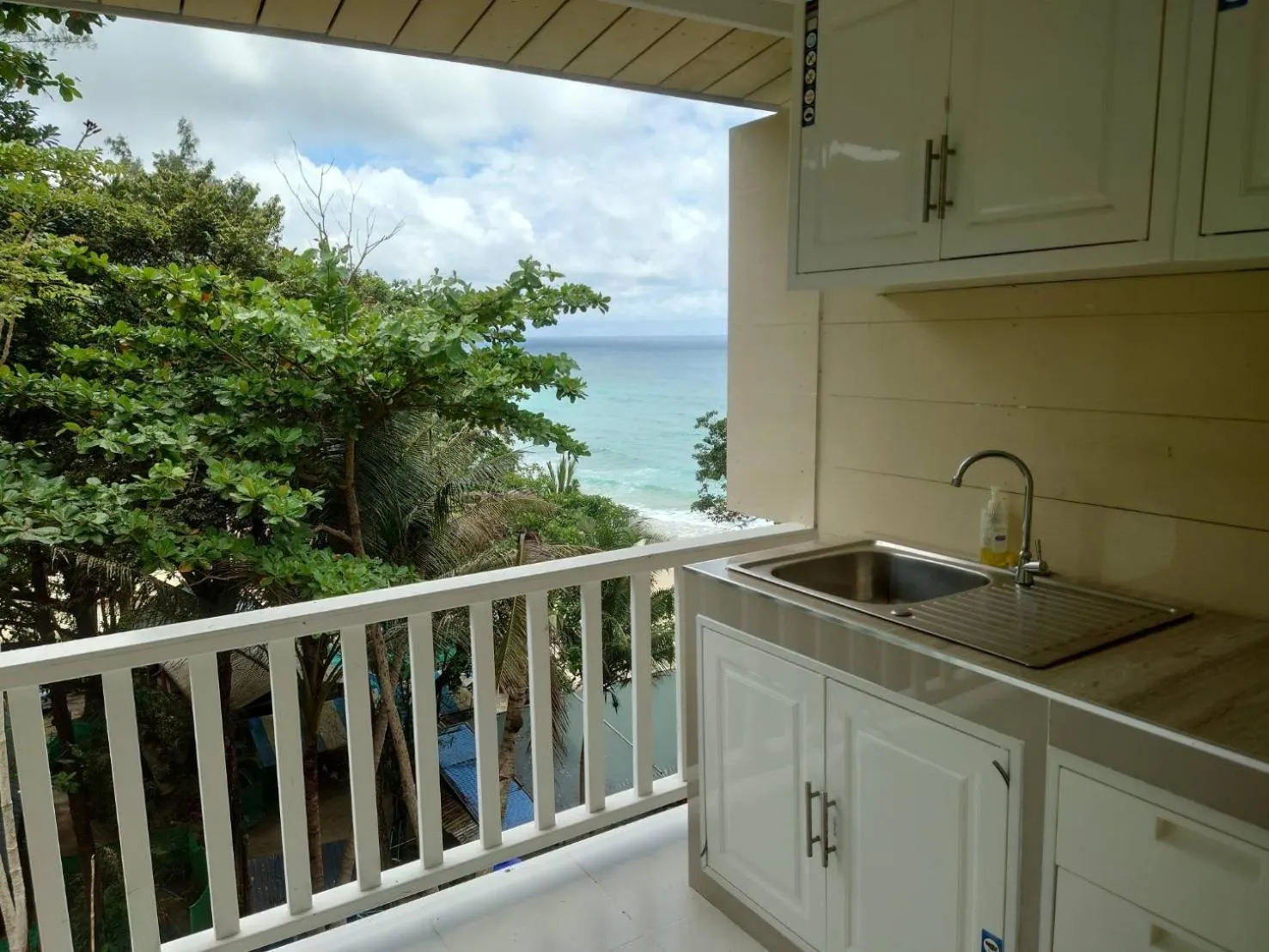 Kitchen or kitchenette in On The Hill Karon Resort