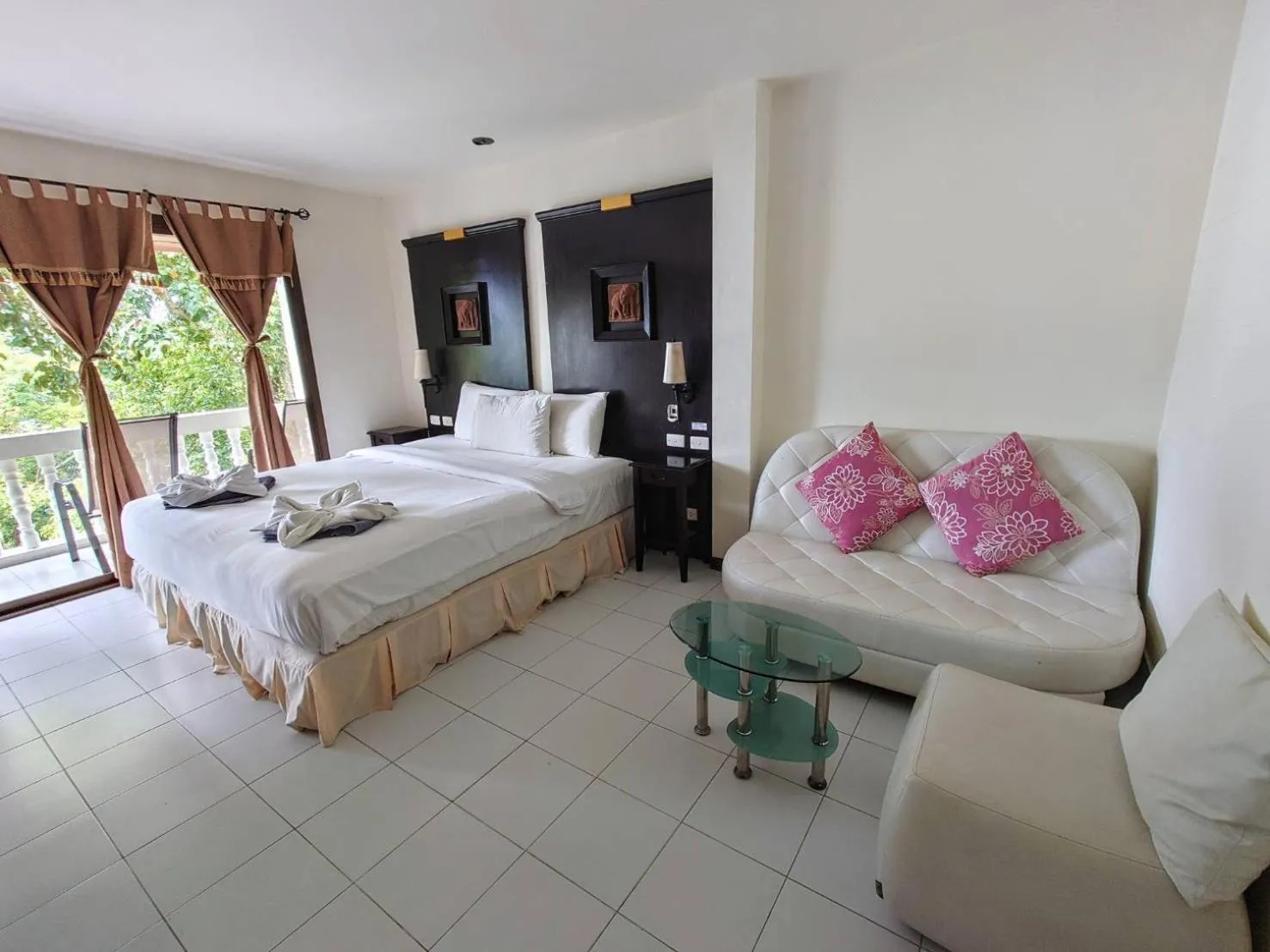 Photo of the whole room, Bed in On The Hill Karon Resort