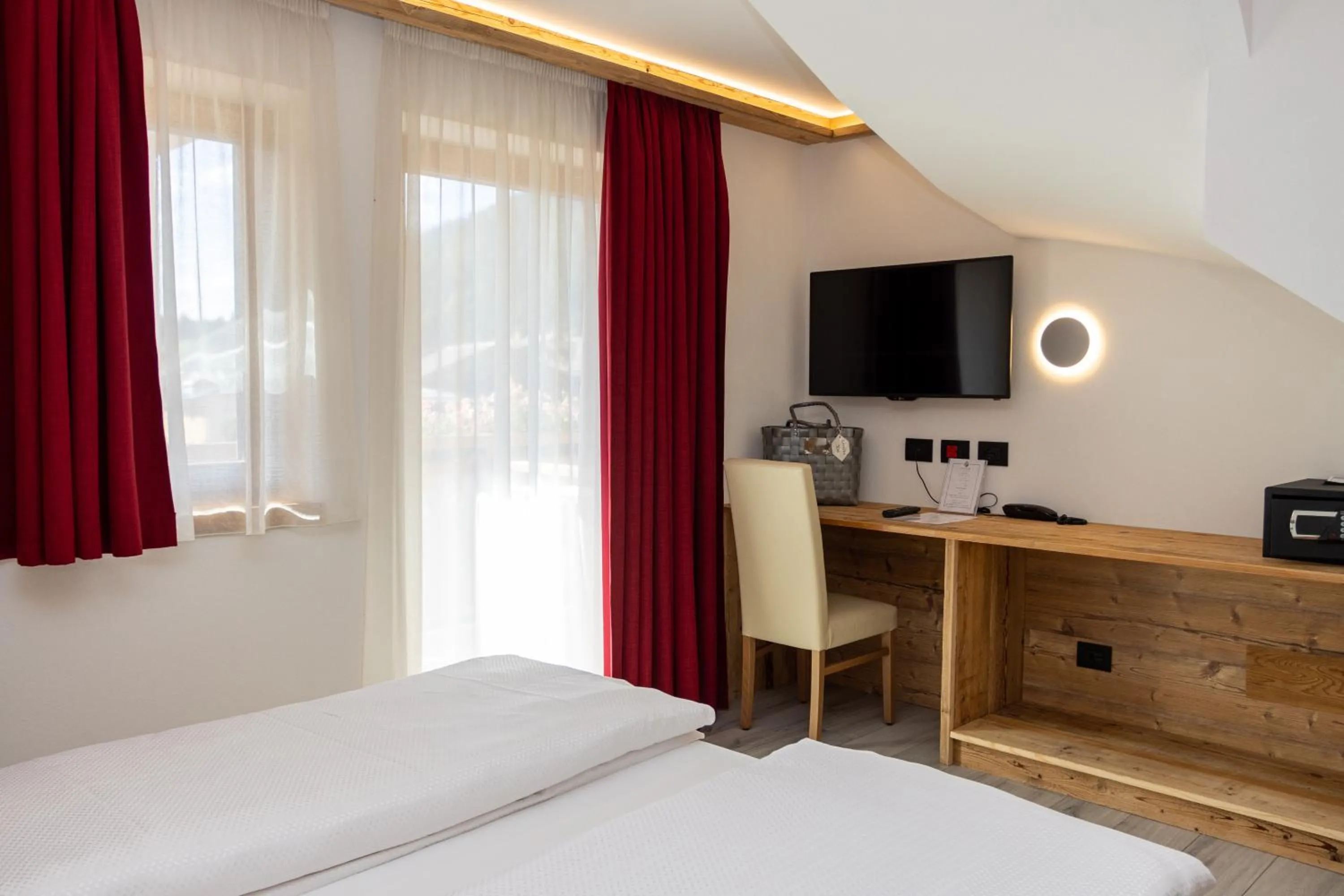 Photo of the whole room, Bed in Wellness Hotel Dolomia