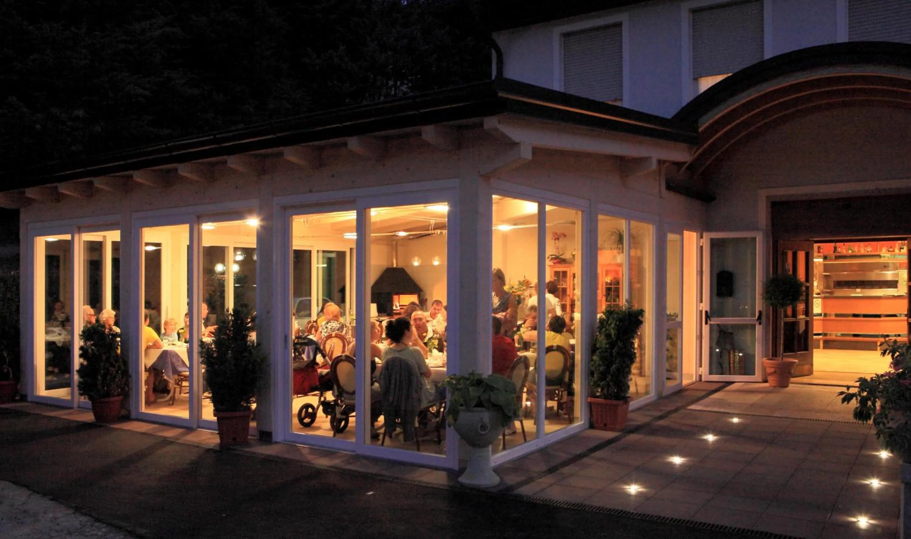 Restaurant/places to eat in Hotel Lilla'